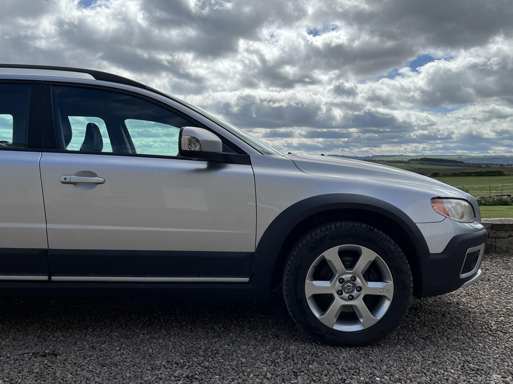 Volvo XC70 2.4 D5 SE Estate 5dr Diesel Geartronic AWD Euro 4 (185 ps)