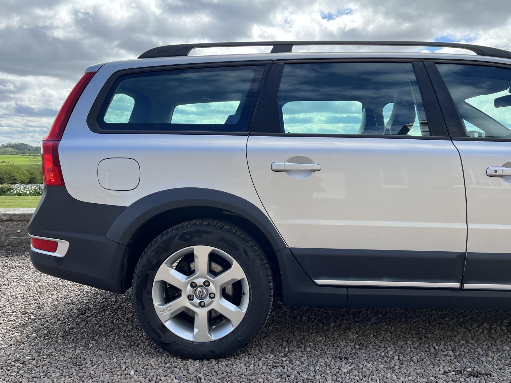Volvo XC70 2.4 D5 SE Estate 5dr Diesel Geartronic AWD Euro 4 (185 ps)