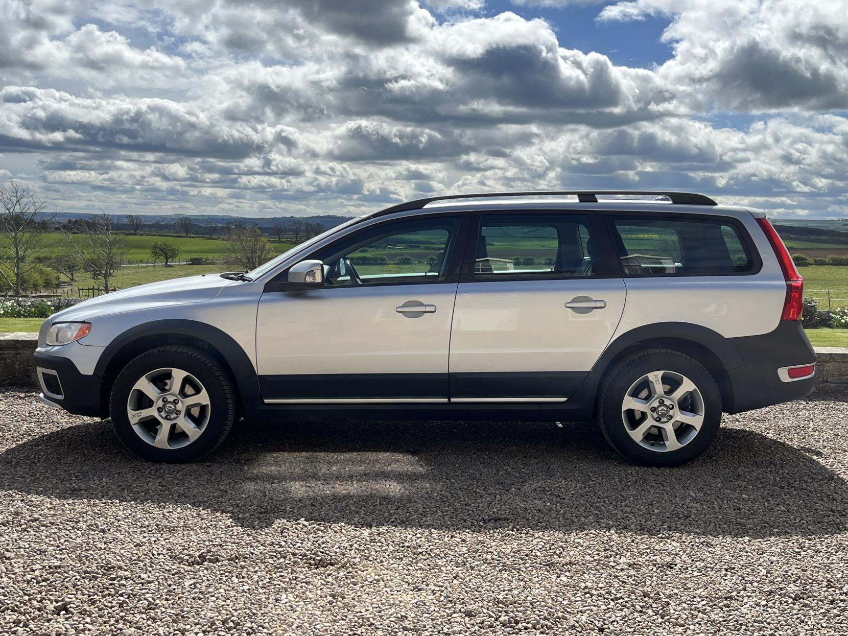 Volvo XC70 2.4 D5 SE Estate 5dr Diesel Geartronic AWD Euro 4 (185 ps)