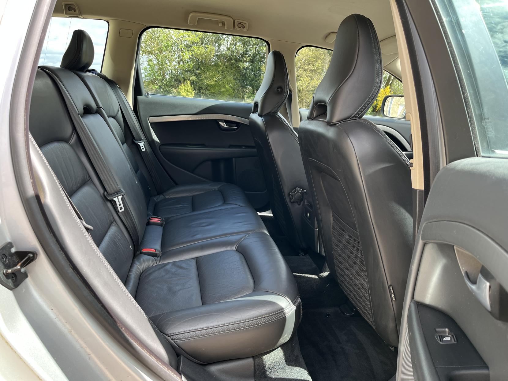 Volvo XC70 2.4 D5 SE Estate 5dr Diesel Geartronic AWD Euro 4 (185 ps)