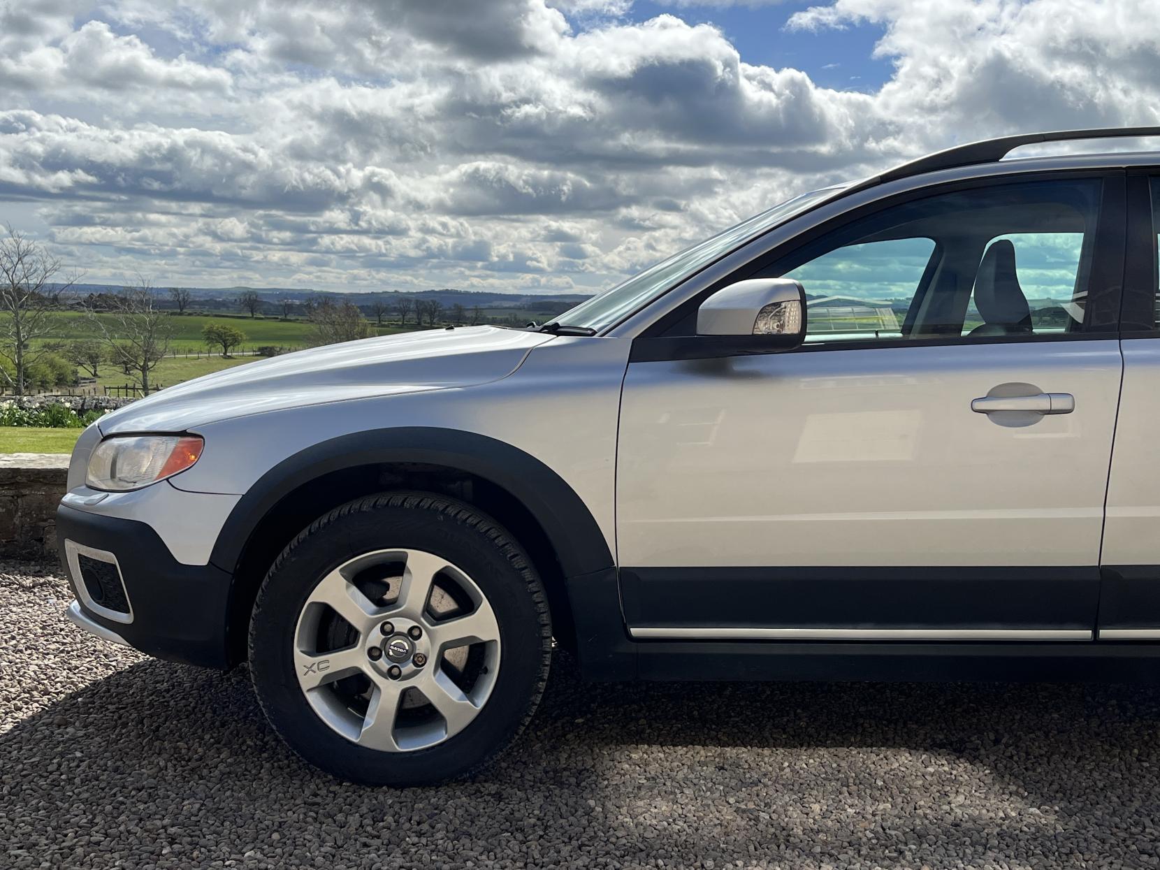 Volvo XC70 2.4 D5 SE Estate 5dr Diesel Geartronic AWD Euro 4 (185 ps)
