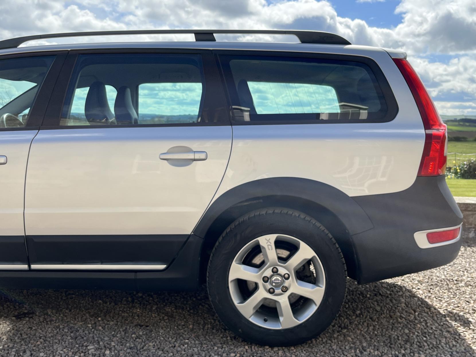 Volvo XC70 2.4 D5 SE Estate 5dr Diesel Geartronic AWD Euro 4 (185 ps)