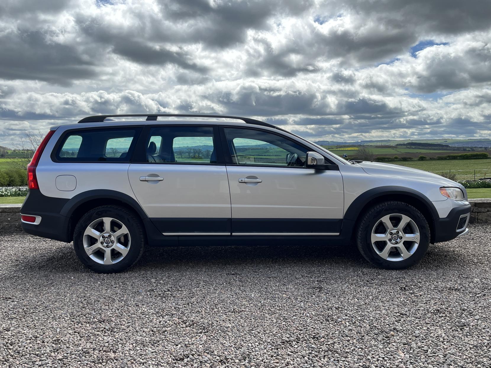 Volvo XC70 2.4 D5 SE Estate 5dr Diesel Geartronic AWD Euro 4 (185 ps)