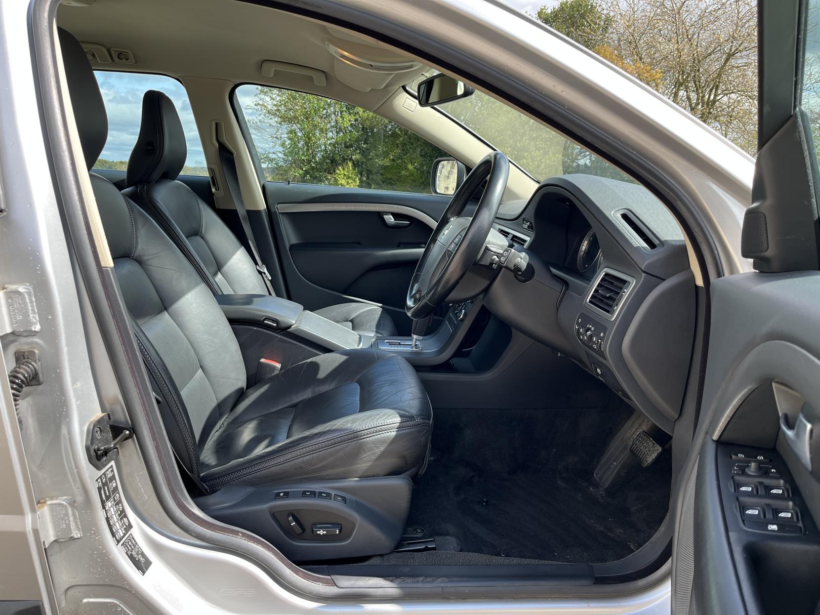 Volvo XC70 2.4 D5 SE Estate 5dr Diesel Geartronic AWD Euro 4 (185 ps)