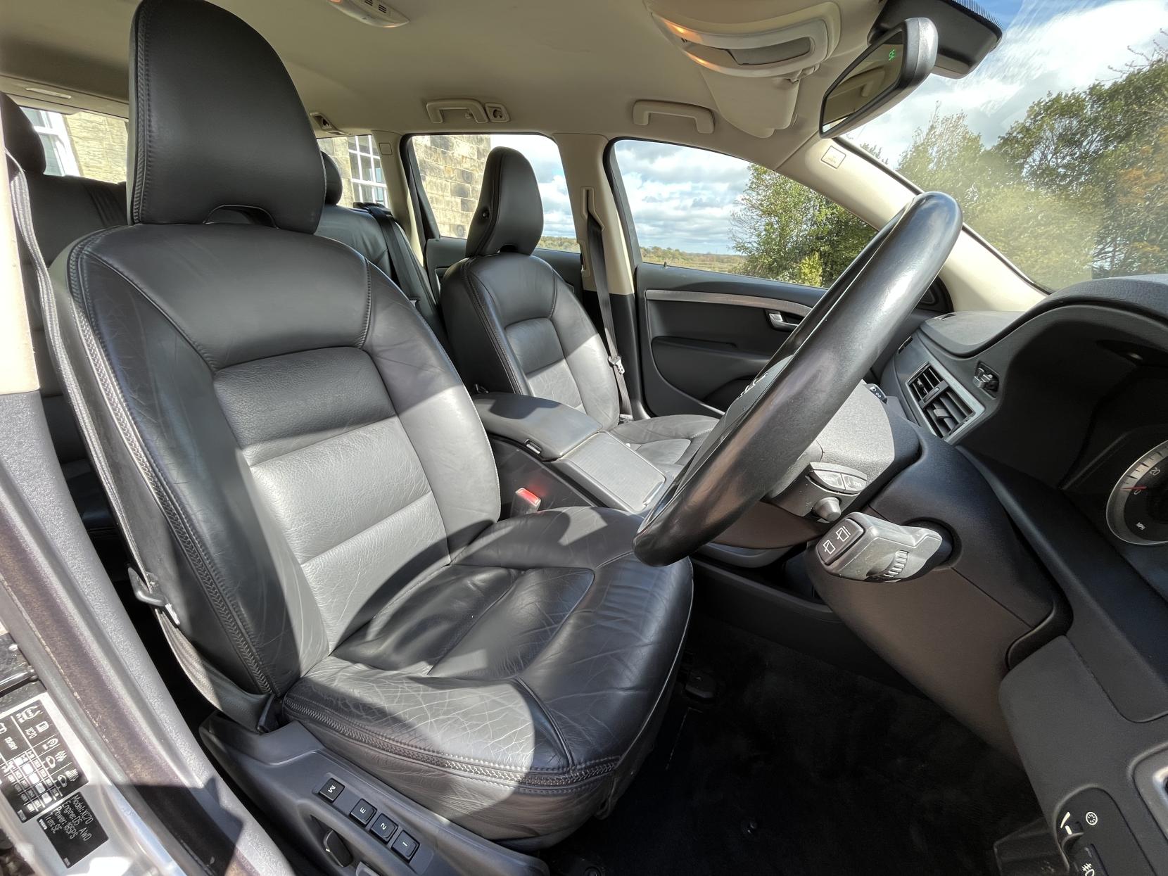 Volvo XC70 2.4 D5 SE Estate 5dr Diesel Geartronic AWD Euro 4 (185 ps)