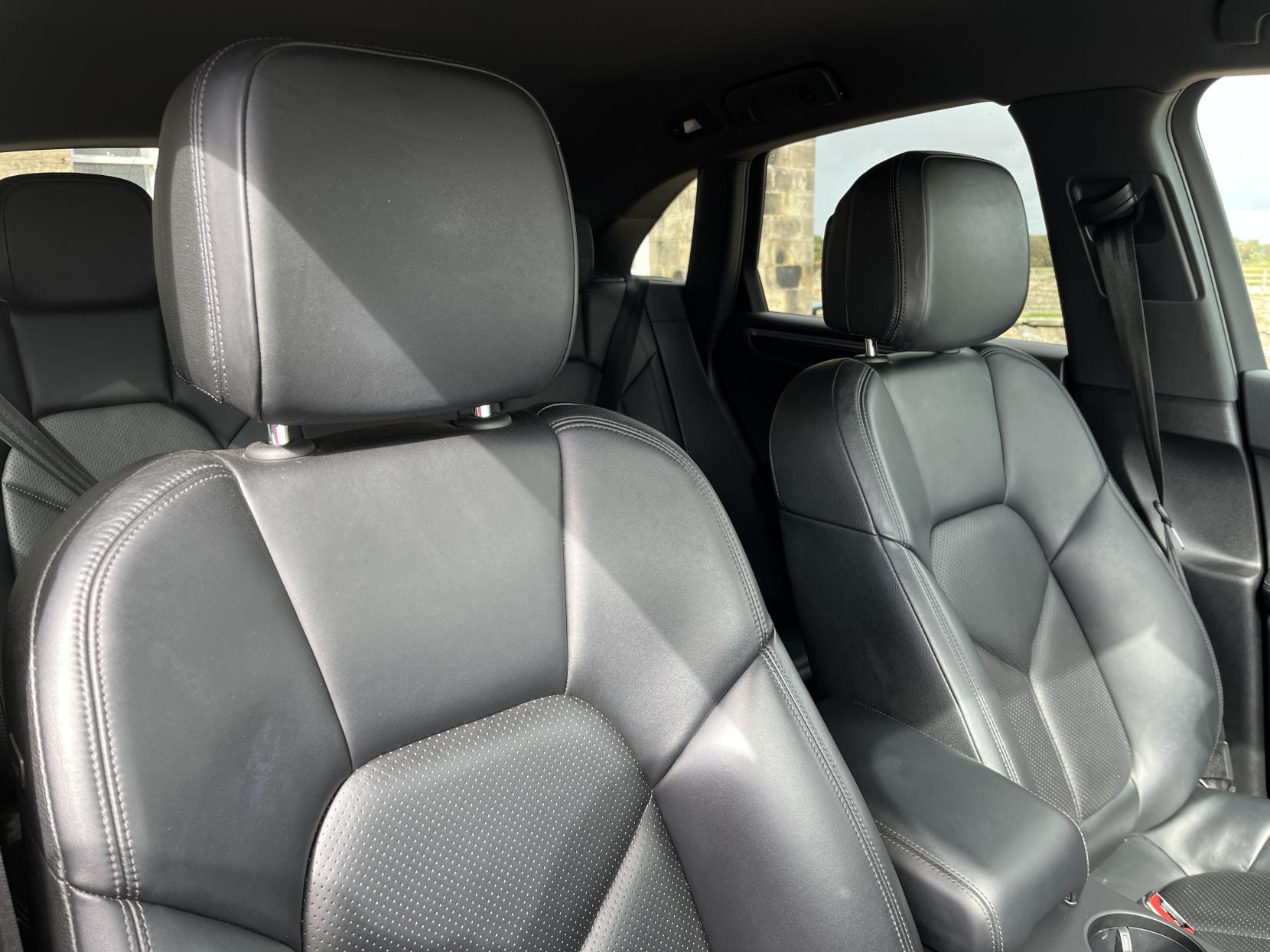 Porsche Macan 2.0T SUV 5dr Petrol PDK 4WD Euro 6 (s/s) (252 ps)