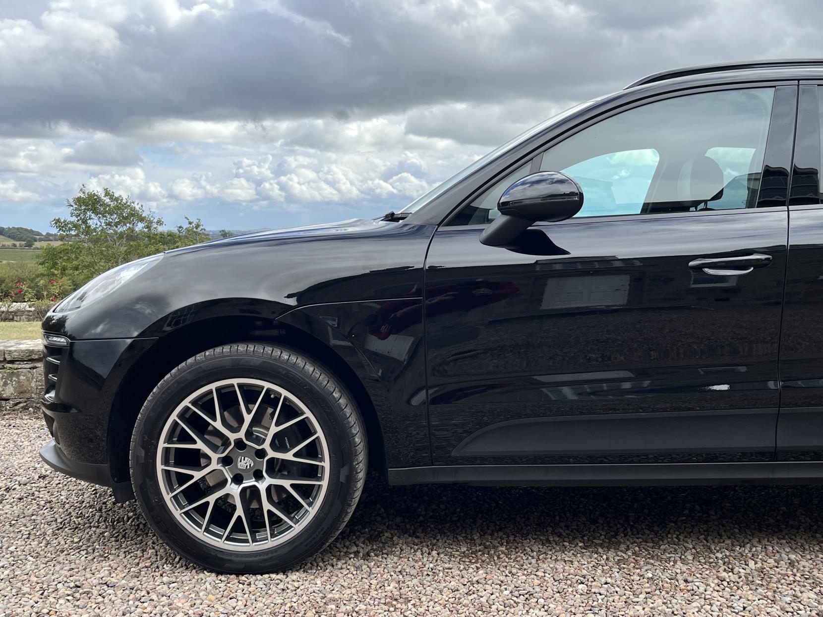 Porsche Macan 2.0T SUV 5dr Petrol PDK 4WD Euro 6 (s/s) (252 ps)