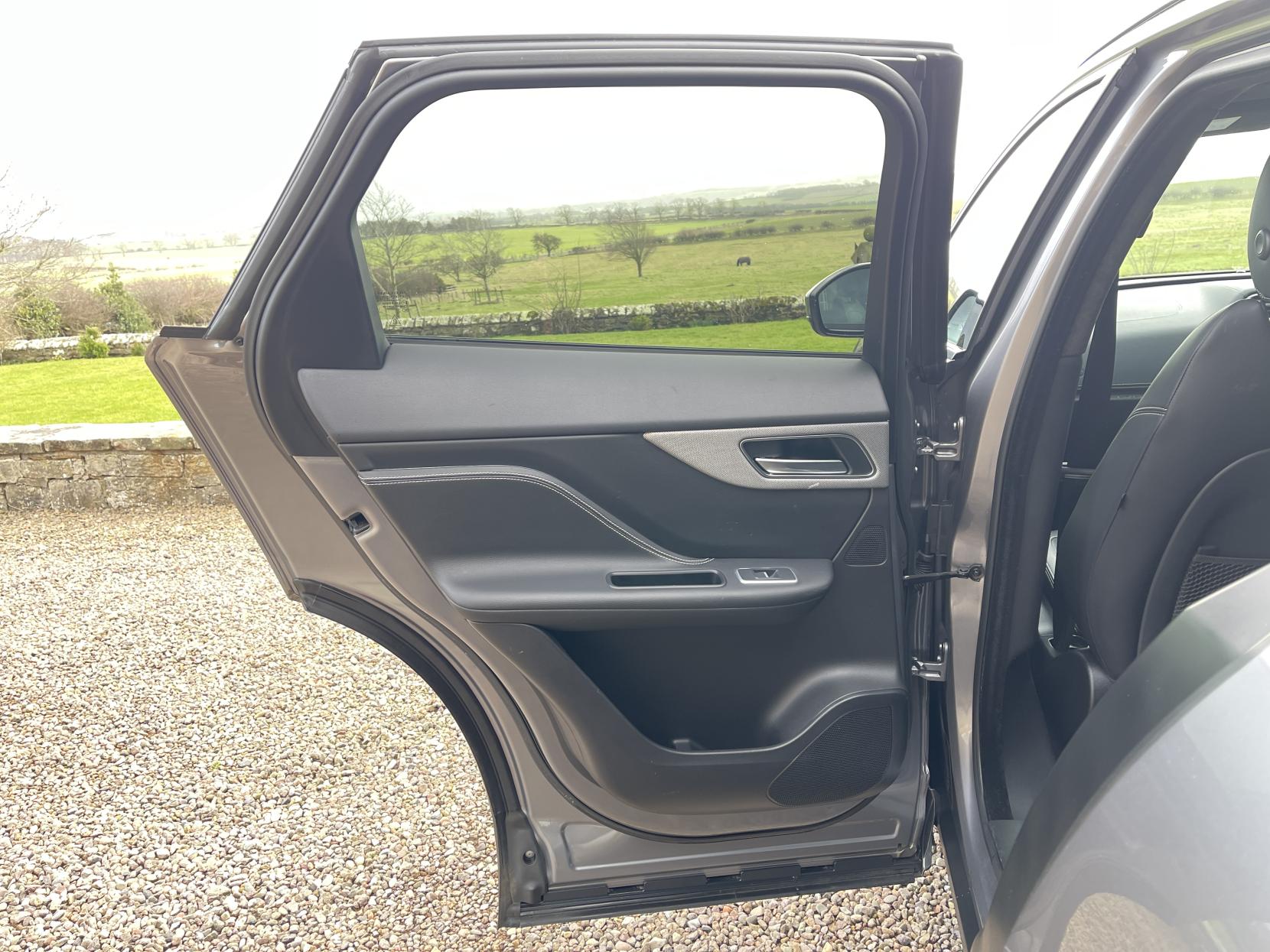 Jaguar F-PACE 2.0 D180 Chequered Flag SUV 5dr Diesel Auto AWD Euro 6 (s/s) (180 ps)