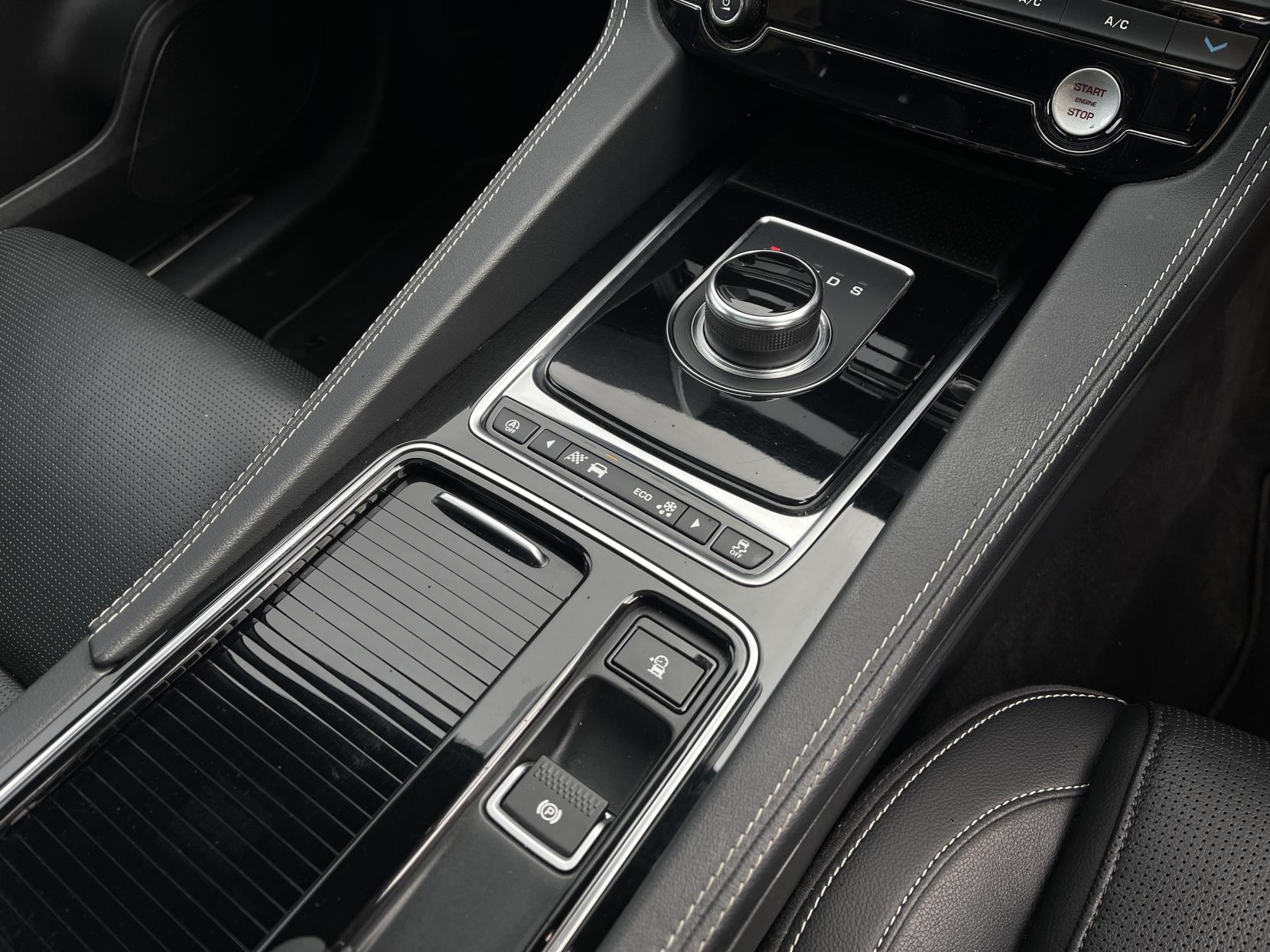 Jaguar F-PACE 2.0 D180 Chequered Flag SUV 5dr Diesel Auto AWD Euro 6 (s/s) (180 ps)