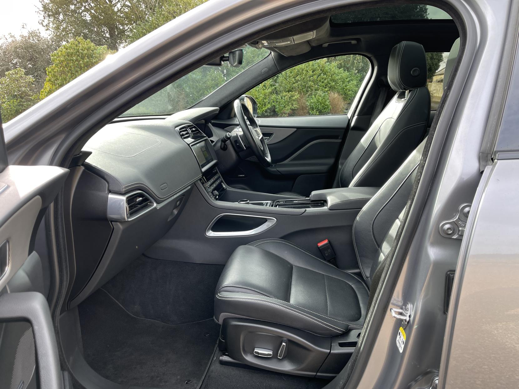 Jaguar F-PACE 2.0 D180 Chequered Flag SUV 5dr Diesel Auto AWD Euro 6 (s/s) (180 ps)