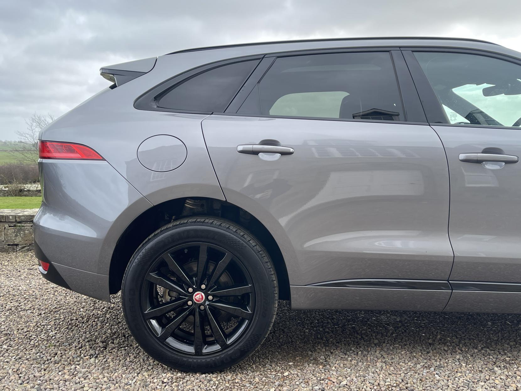 Jaguar F-PACE 2.0 D180 Chequered Flag SUV 5dr Diesel Auto AWD Euro 6 (s/s) (180 ps)