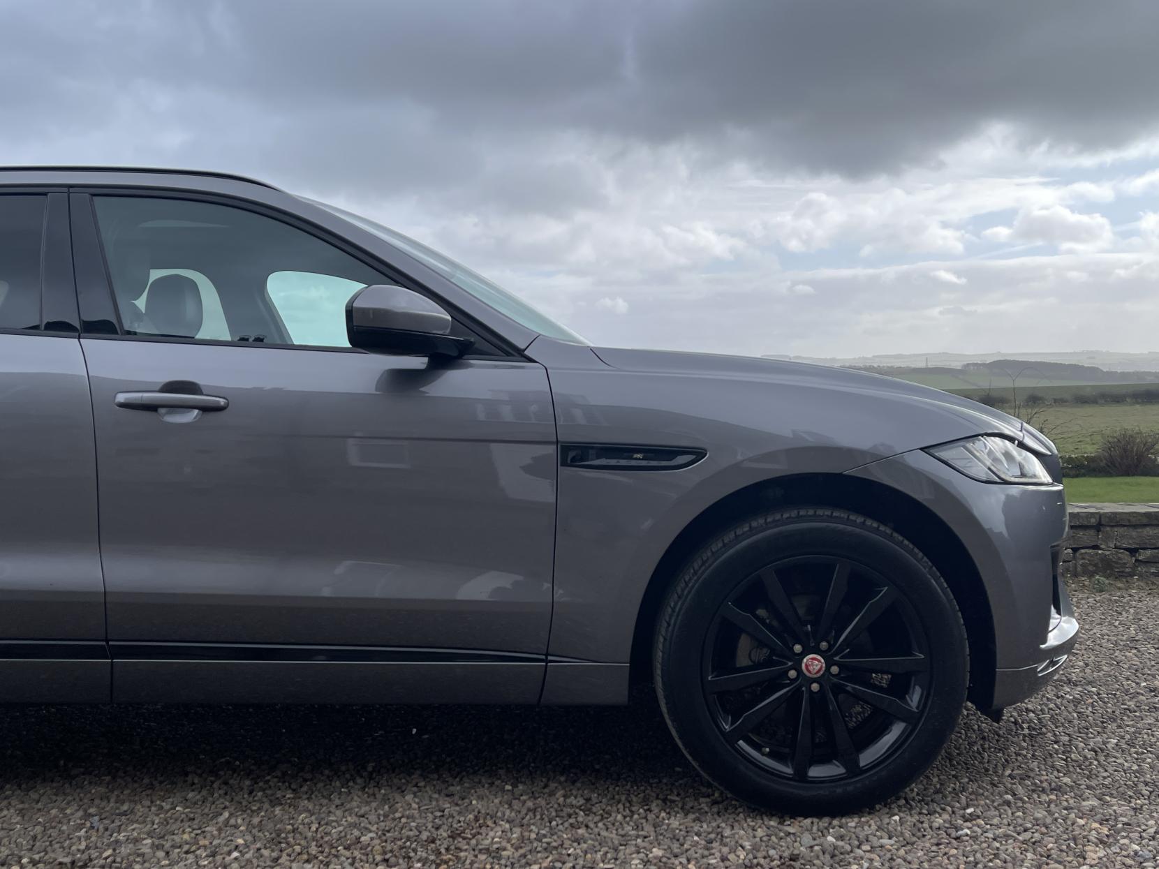 Jaguar F-PACE 2.0 D180 Chequered Flag SUV 5dr Diesel Auto AWD Euro 6 (s/s) (180 ps)