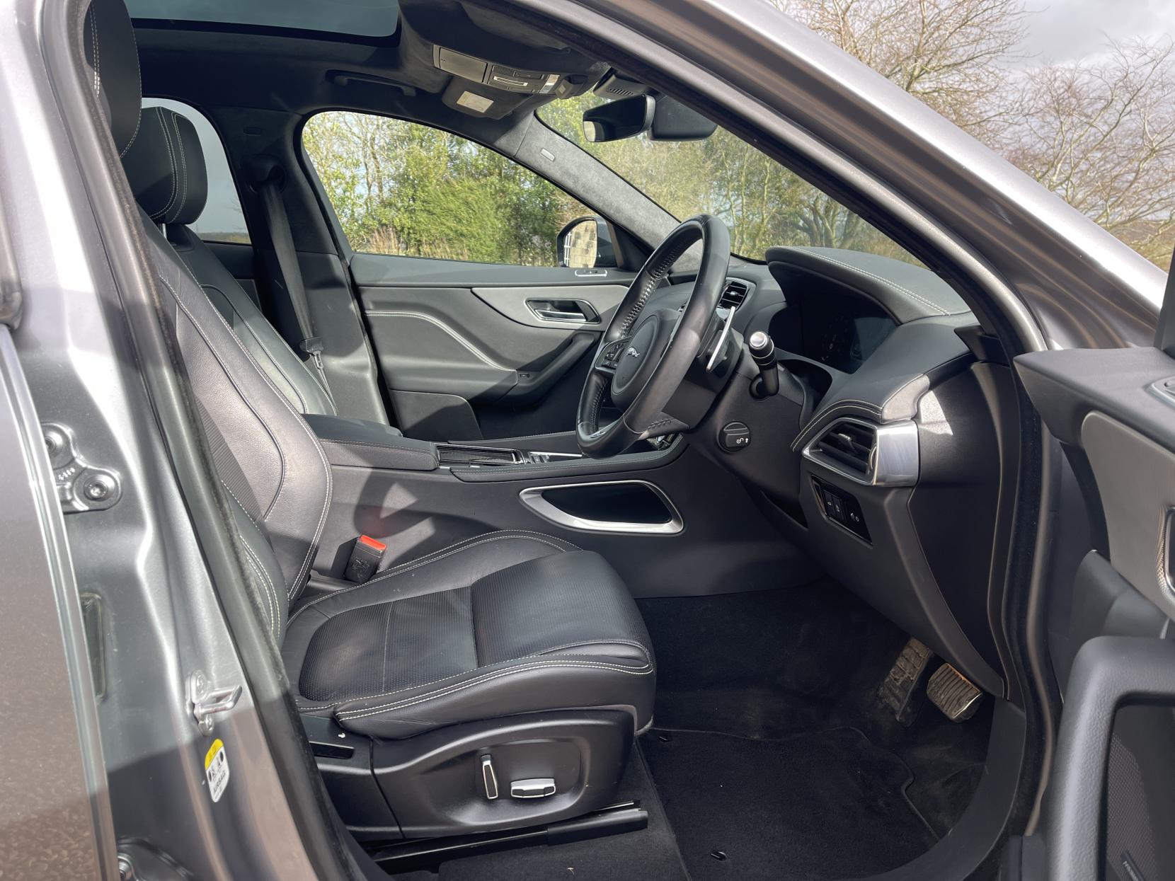 Jaguar F-PACE 2.0 D180 Chequered Flag SUV 5dr Diesel Auto AWD Euro 6 (s/s) (180 ps)