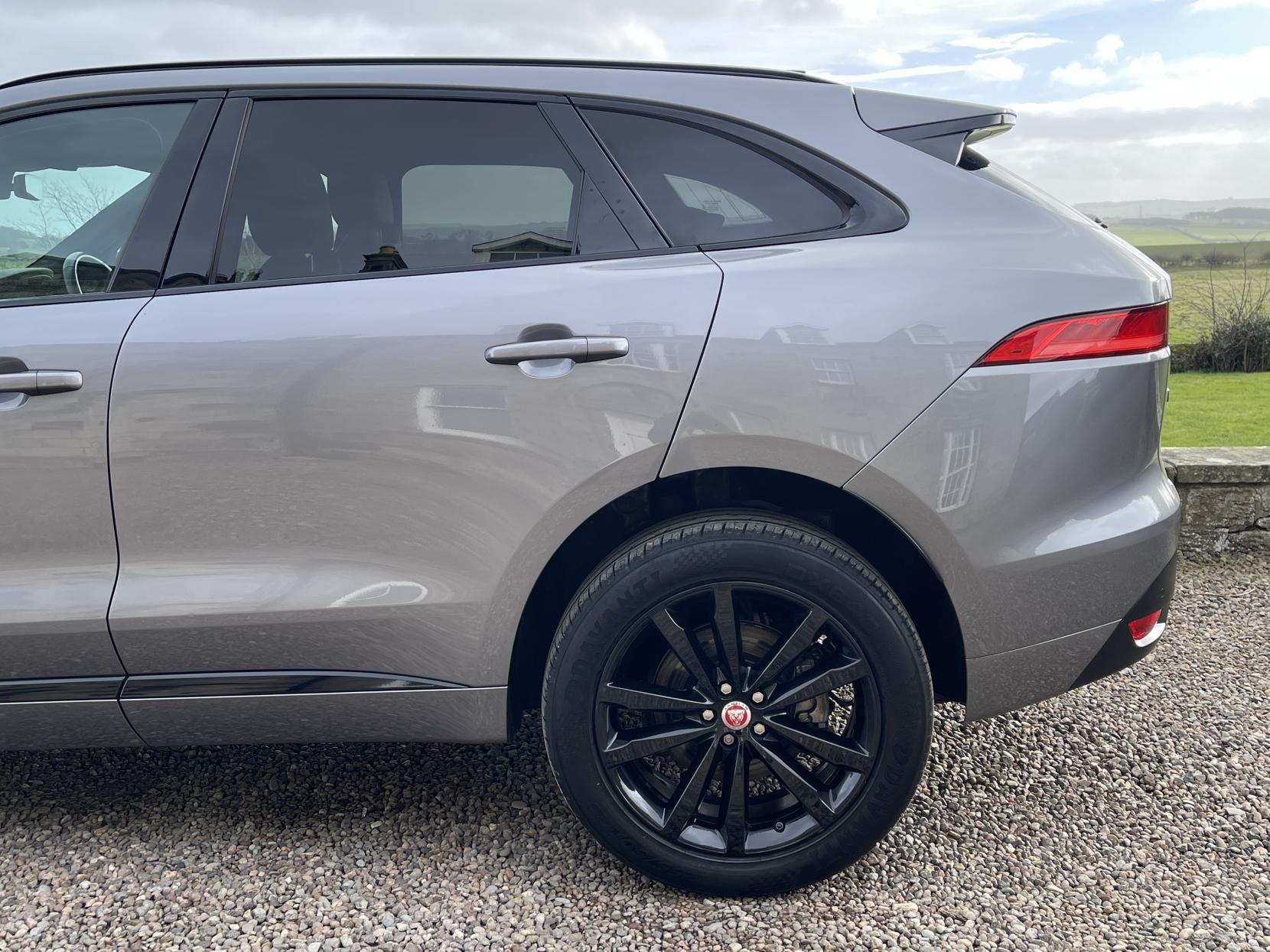 Jaguar F-PACE 2.0 D180 Chequered Flag SUV 5dr Diesel Auto AWD Euro 6 (s/s) (180 ps)