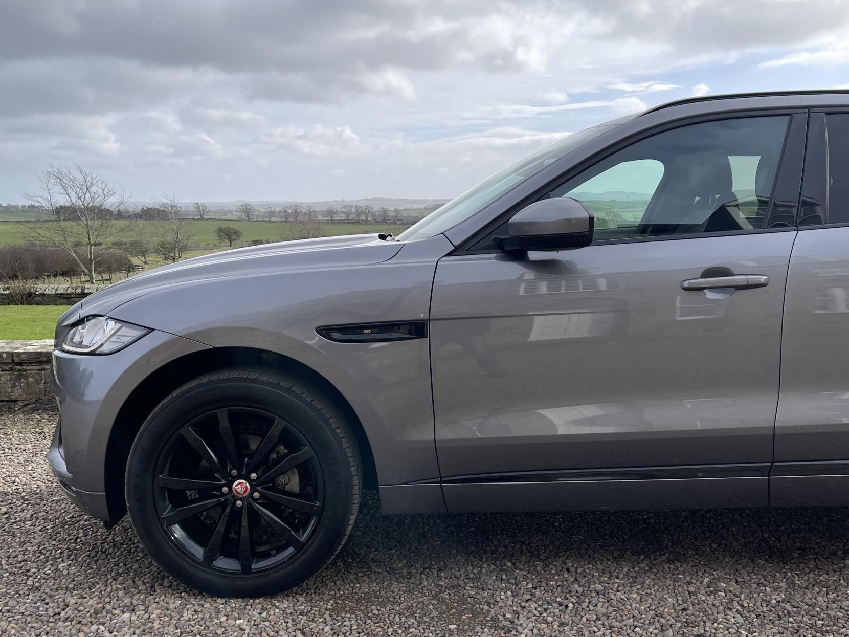 Jaguar F-PACE 2.0 D180 Chequered Flag SUV 5dr Diesel Auto AWD Euro 6 (s/s) (180 ps)