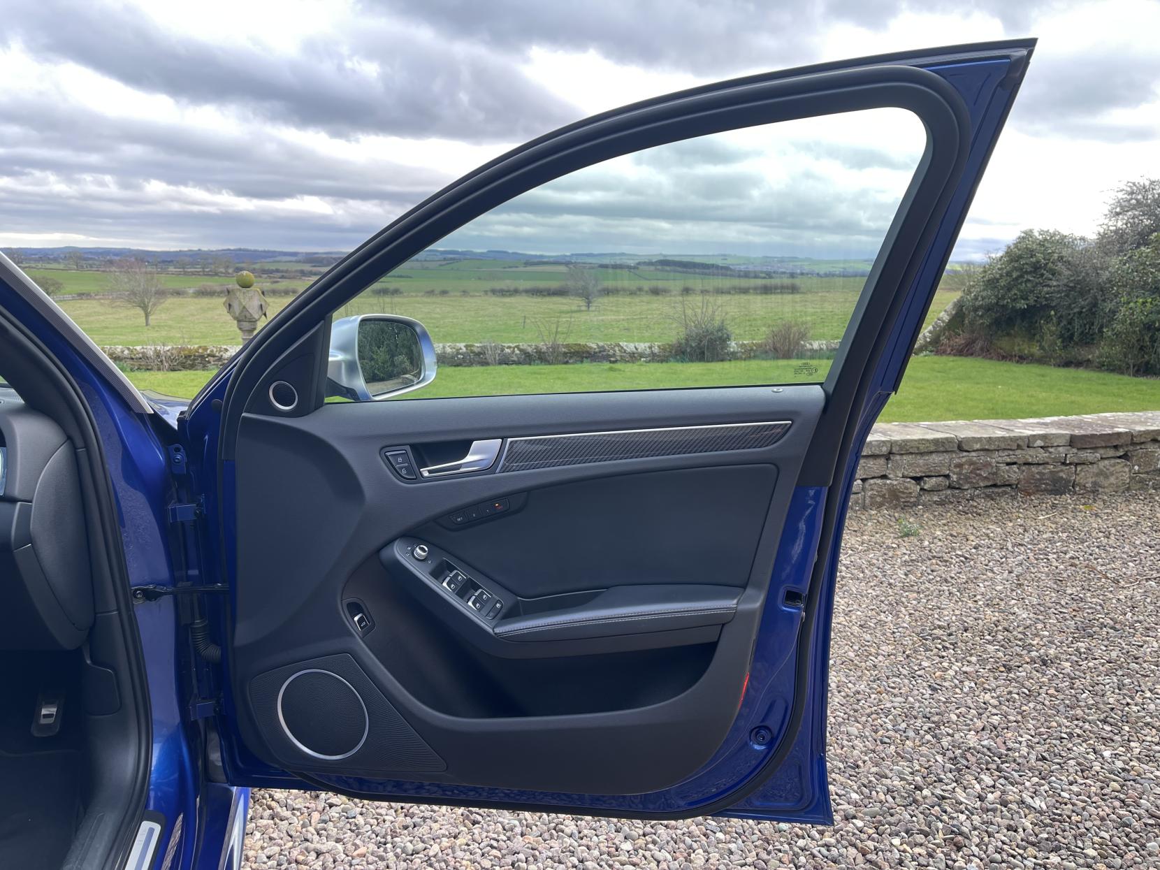 Audi RS4 Avant 4.2 FSI V8 Estate 5dr Petrol S Tronic quattro Euro 5 (450 ps)