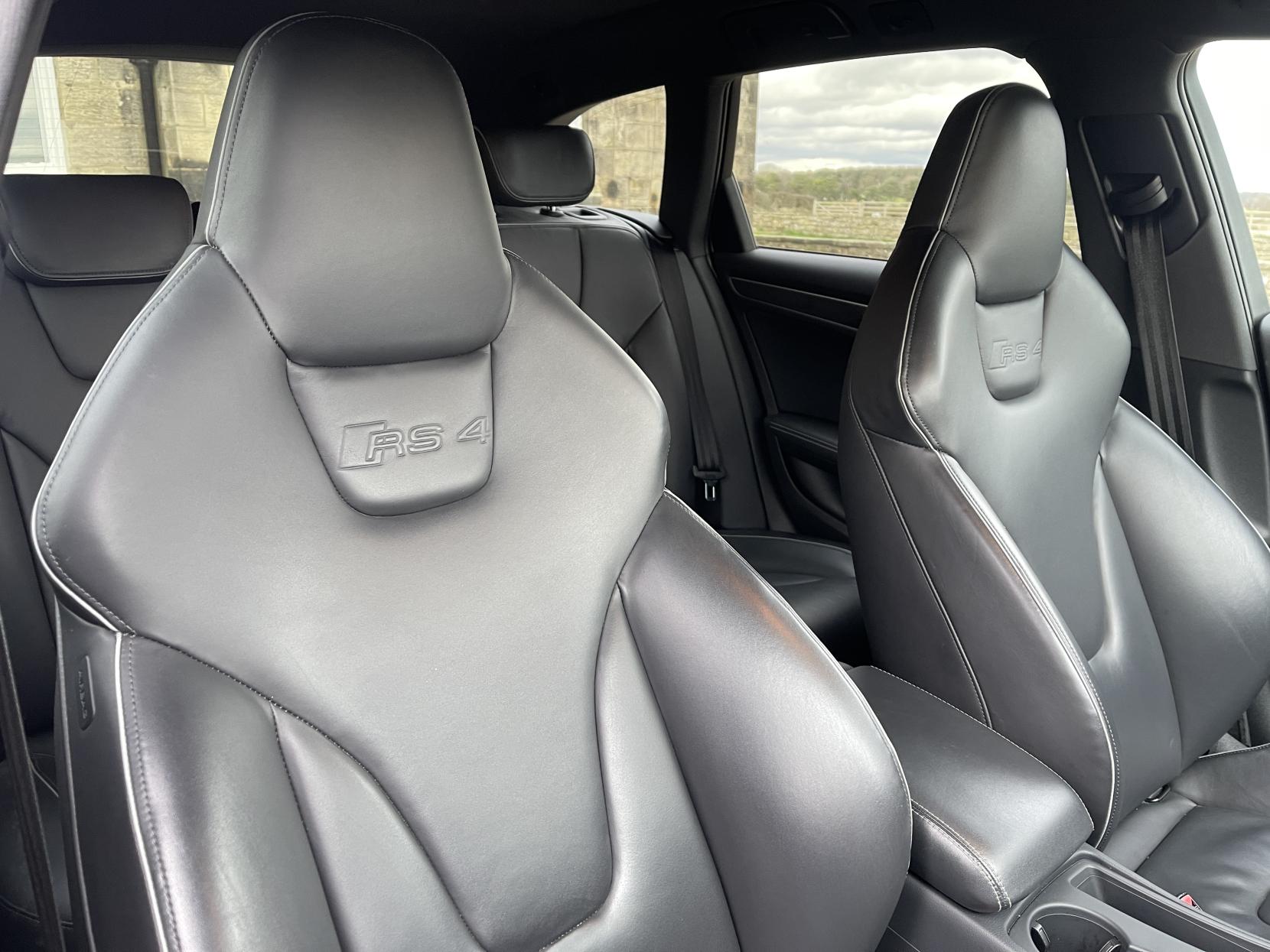 Audi RS4 Avant 4.2 FSI V8 Estate 5dr Petrol S Tronic quattro Euro 5 (450 ps)