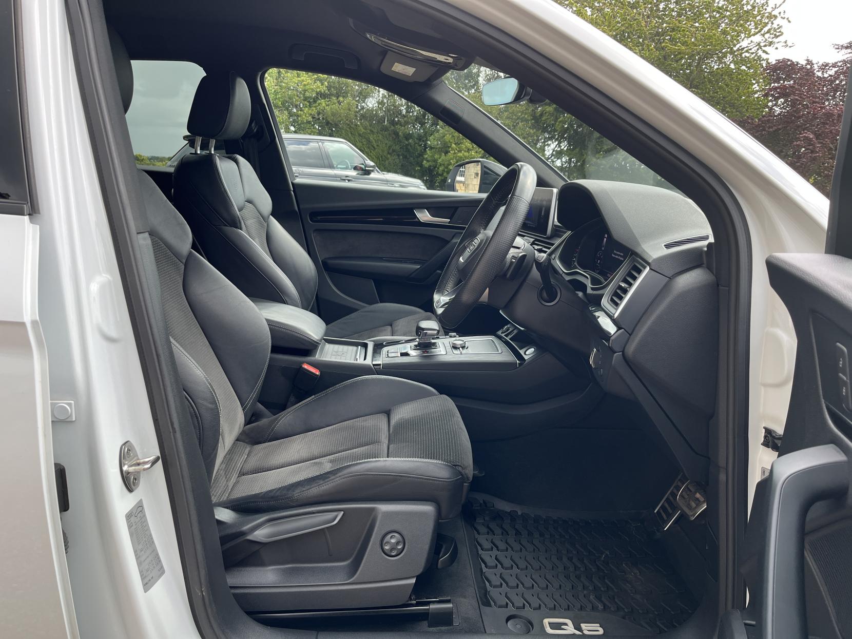 Audi Q5 2.0 TDI 40 Black Edition SUV 5dr Diesel S Tronic quattro Euro 6 (s/s) (190 ps)