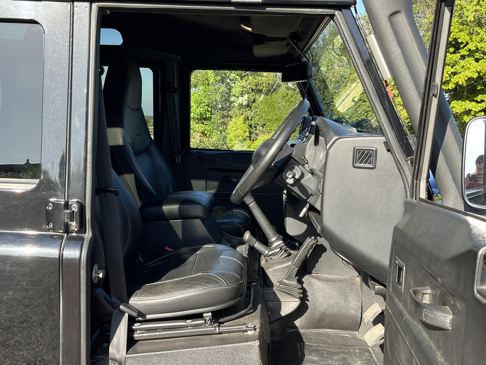 Land Rover Defender 110 2.2 TDCi XS SUV Double Cab 5dr Diesel Manual 4WD MWB Euro 5 (122 ps)