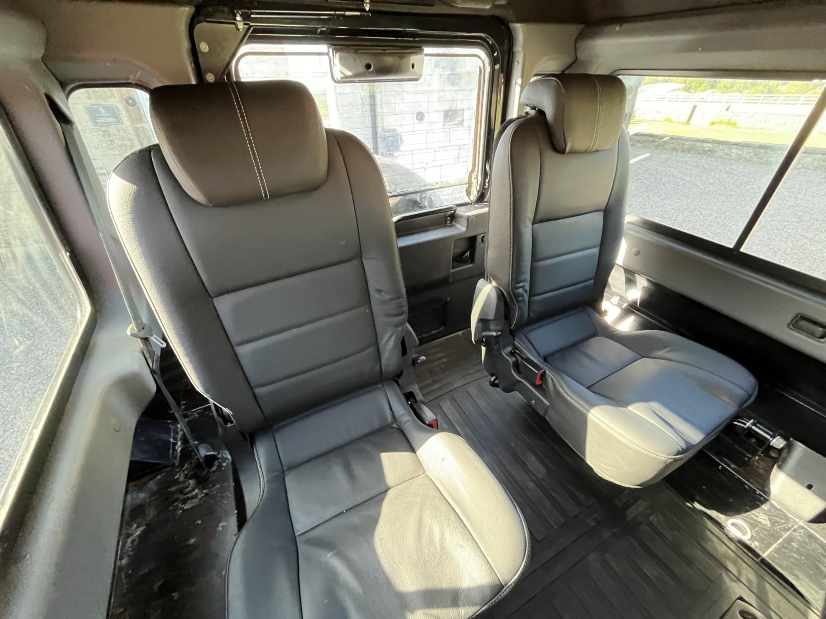 Land Rover Defender 110 2.2 TDCi XS SUV Double Cab 5dr Diesel Manual 4WD MWB Euro 5 (122 ps)