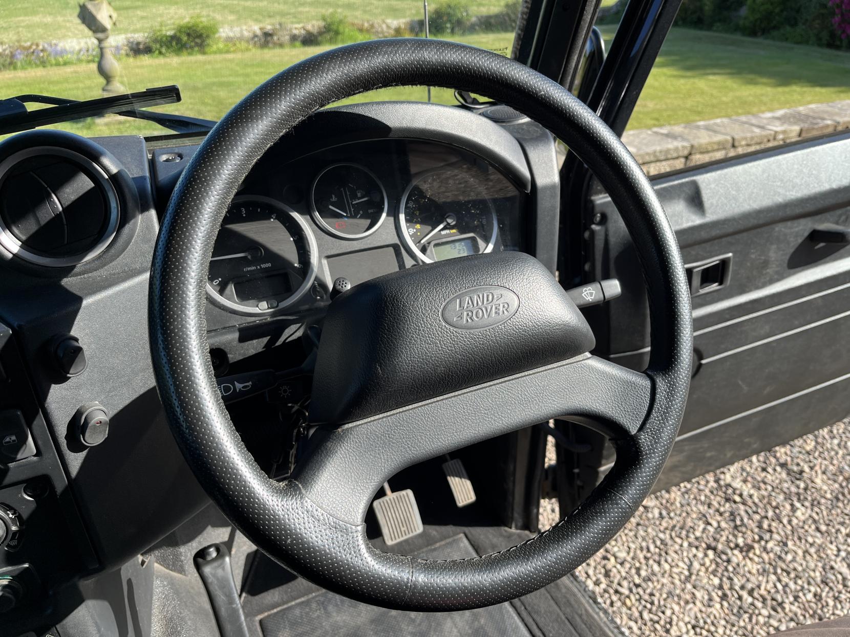 Land Rover Defender 110 2.2 TDCi XS SUV Double Cab 5dr Diesel Manual 4WD MWB Euro 5 (122 ps)
