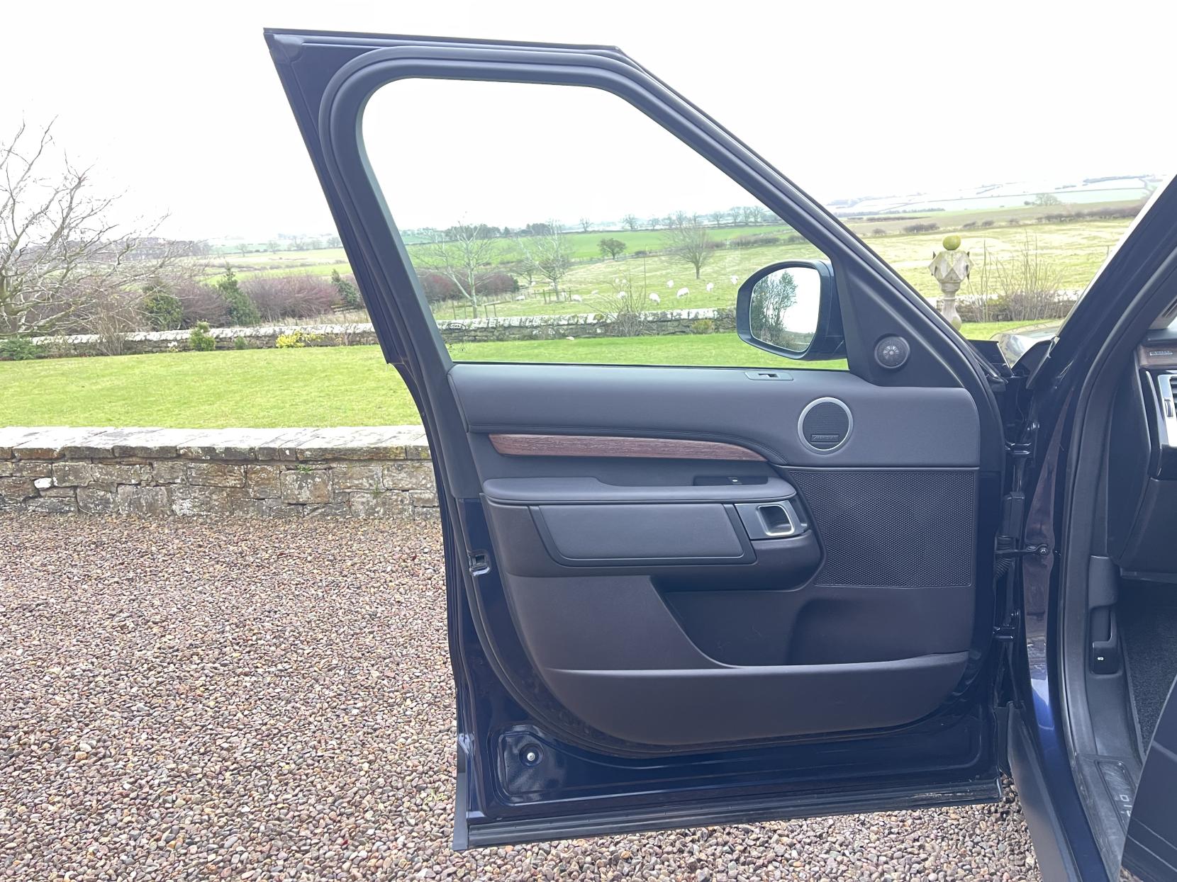 Land Rover Discovery 3.0 TD V6 HSE SUV 5dr Diesel Auto 4WD Euro 6 (s/s) (258 ps)