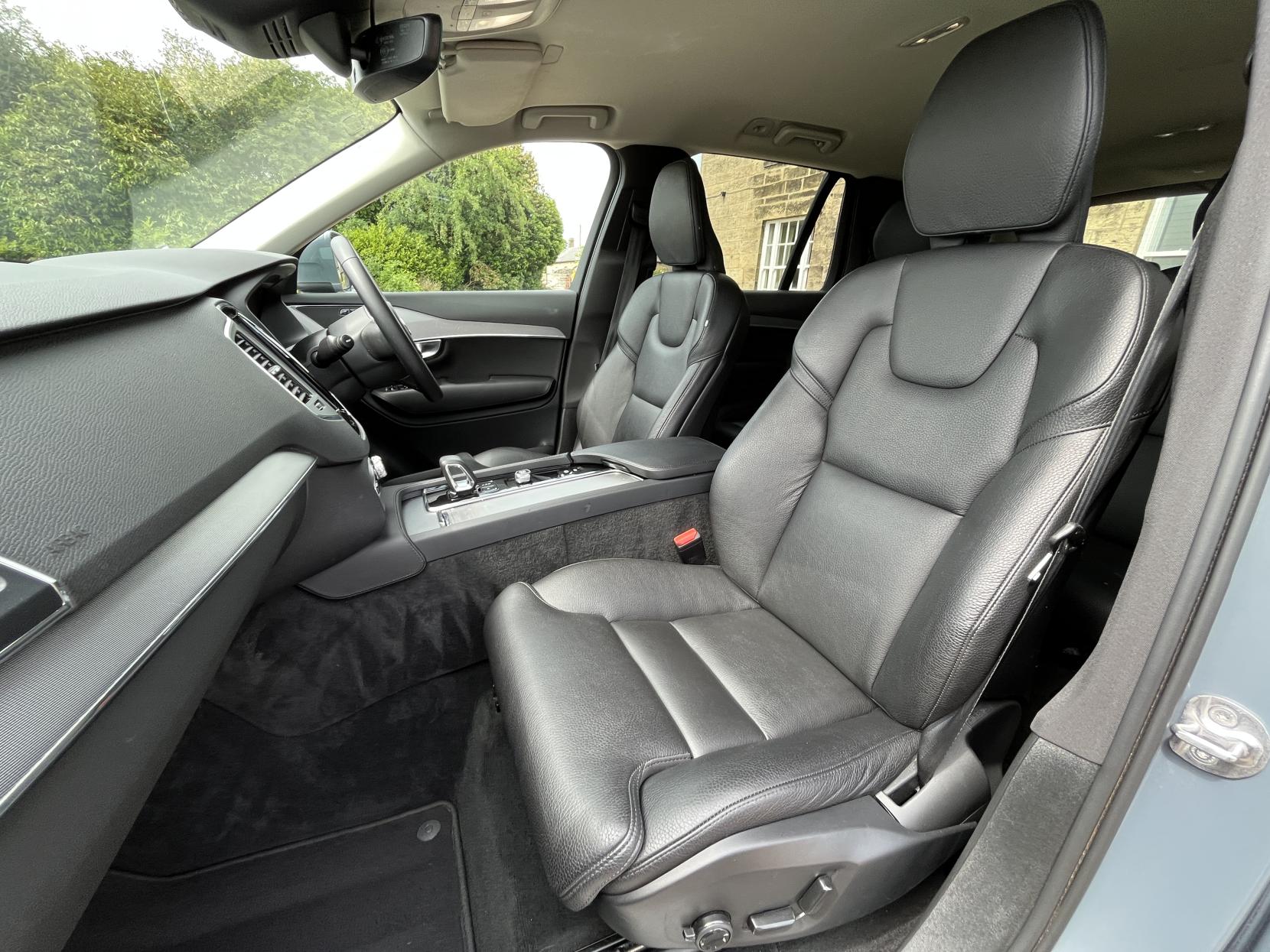 Volvo XC90 2.0 B5 MHEV Core SUV 5dr Petrol Hybrid Auto 4WD Euro 6 (s/s) (250 ps)