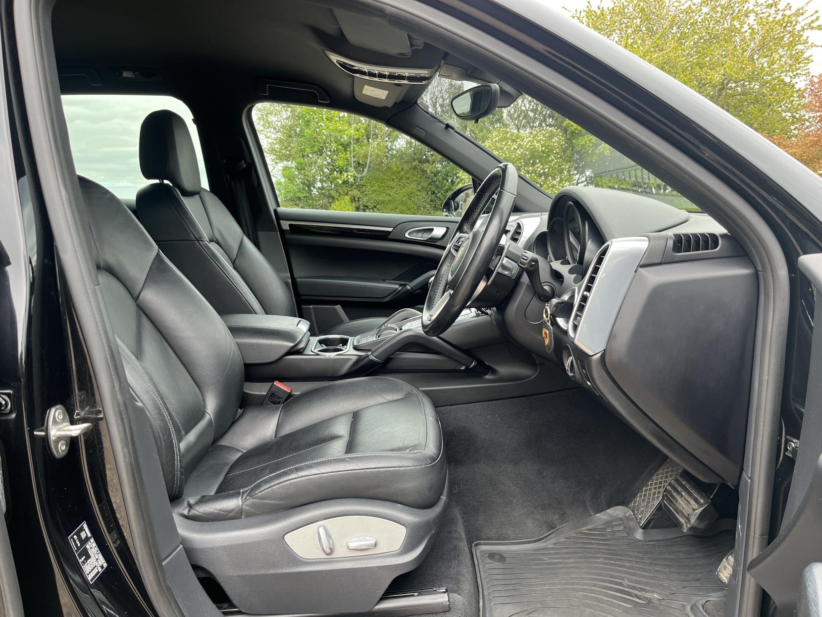 Porsche Cayenne 3.0 TD V6 SUV 5dr Diesel TiptronicS 4WD Euro 6 (s/s) (262 ps)