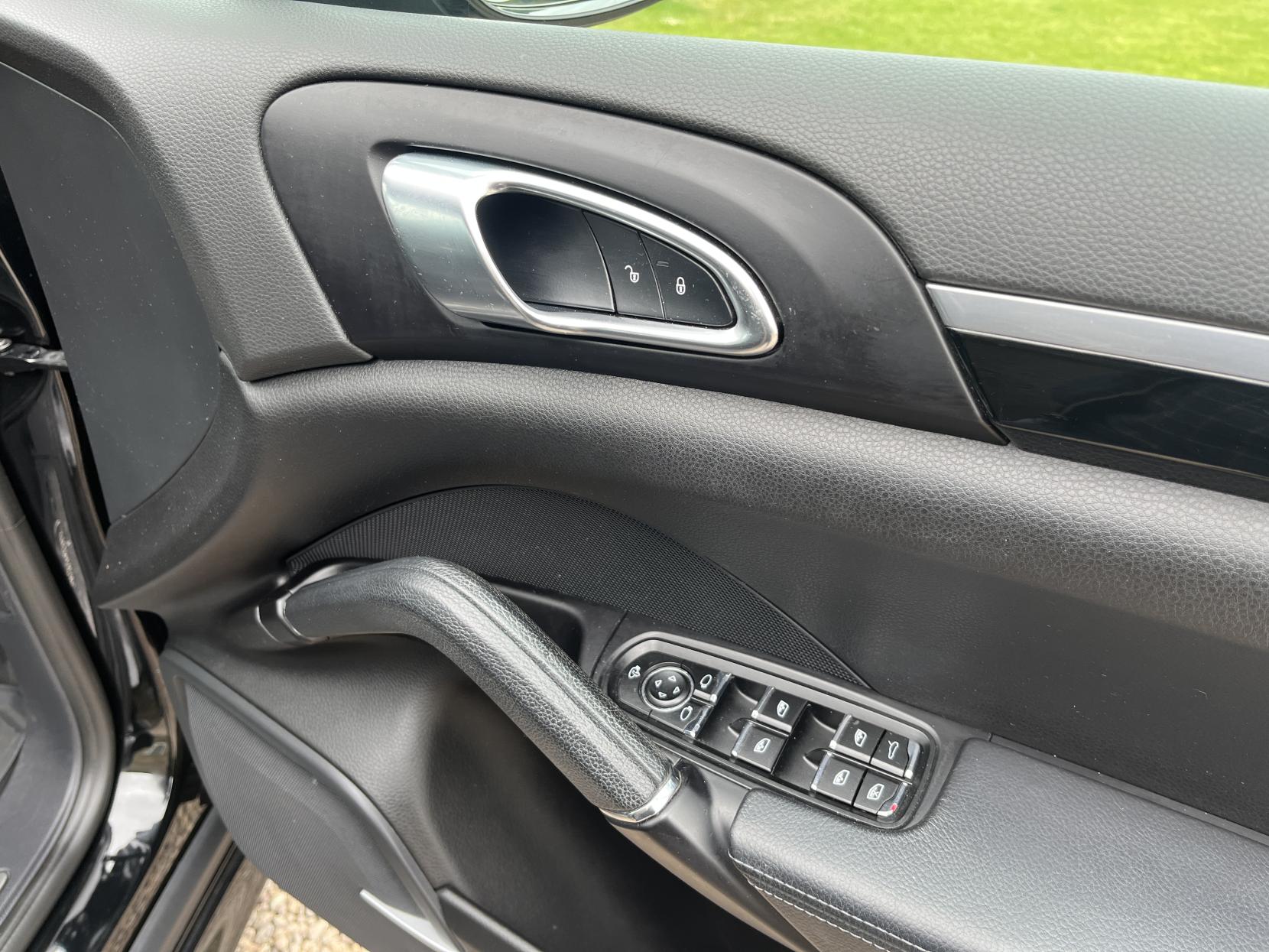 Porsche Cayenne 3.0 TD V6 SUV 5dr Diesel TiptronicS 4WD Euro 6 (s/s) (262 ps)