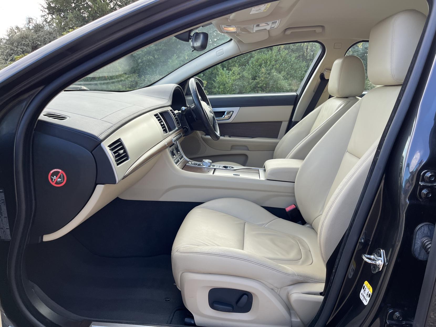 Jaguar XF 2.2d Luxury Saloon 4dr Diesel Auto Euro 5 (s/s) (200 ps)