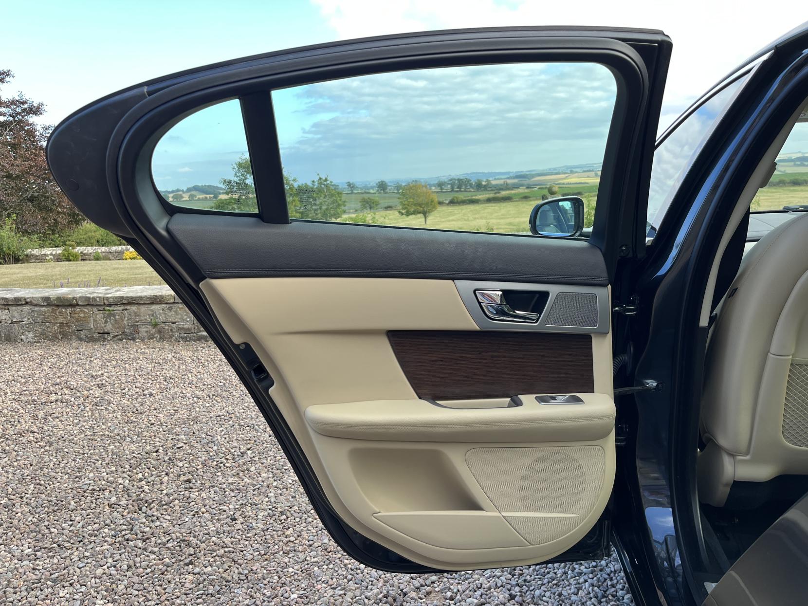Jaguar XF 2.2d Luxury Saloon 4dr Diesel Auto Euro 5 (s/s) (200 ps)