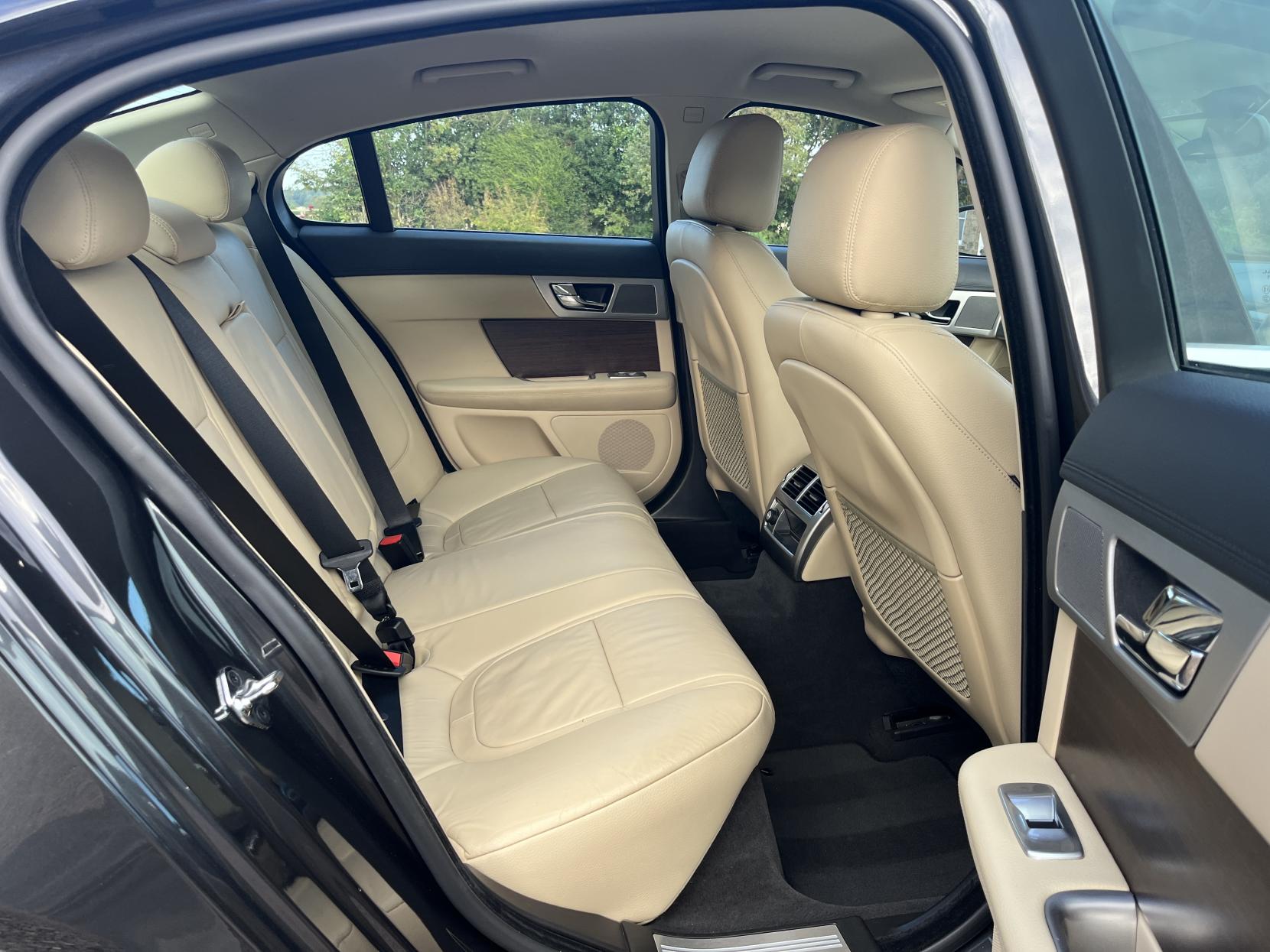 Jaguar XF 2.2d Luxury Saloon 4dr Diesel Auto Euro 5 (s/s) (200 ps)