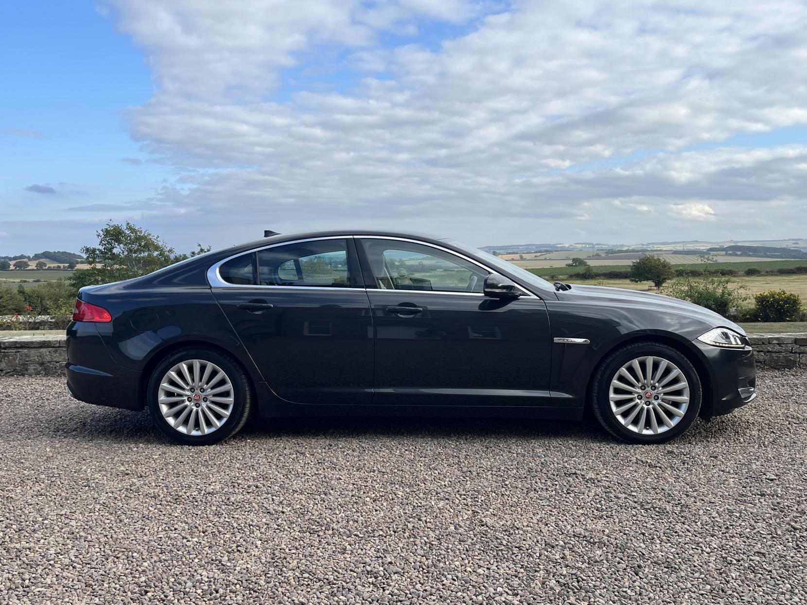 Jaguar XF 2.2d Luxury Saloon 4dr Diesel Auto Euro 5 (s/s) (200 ps)