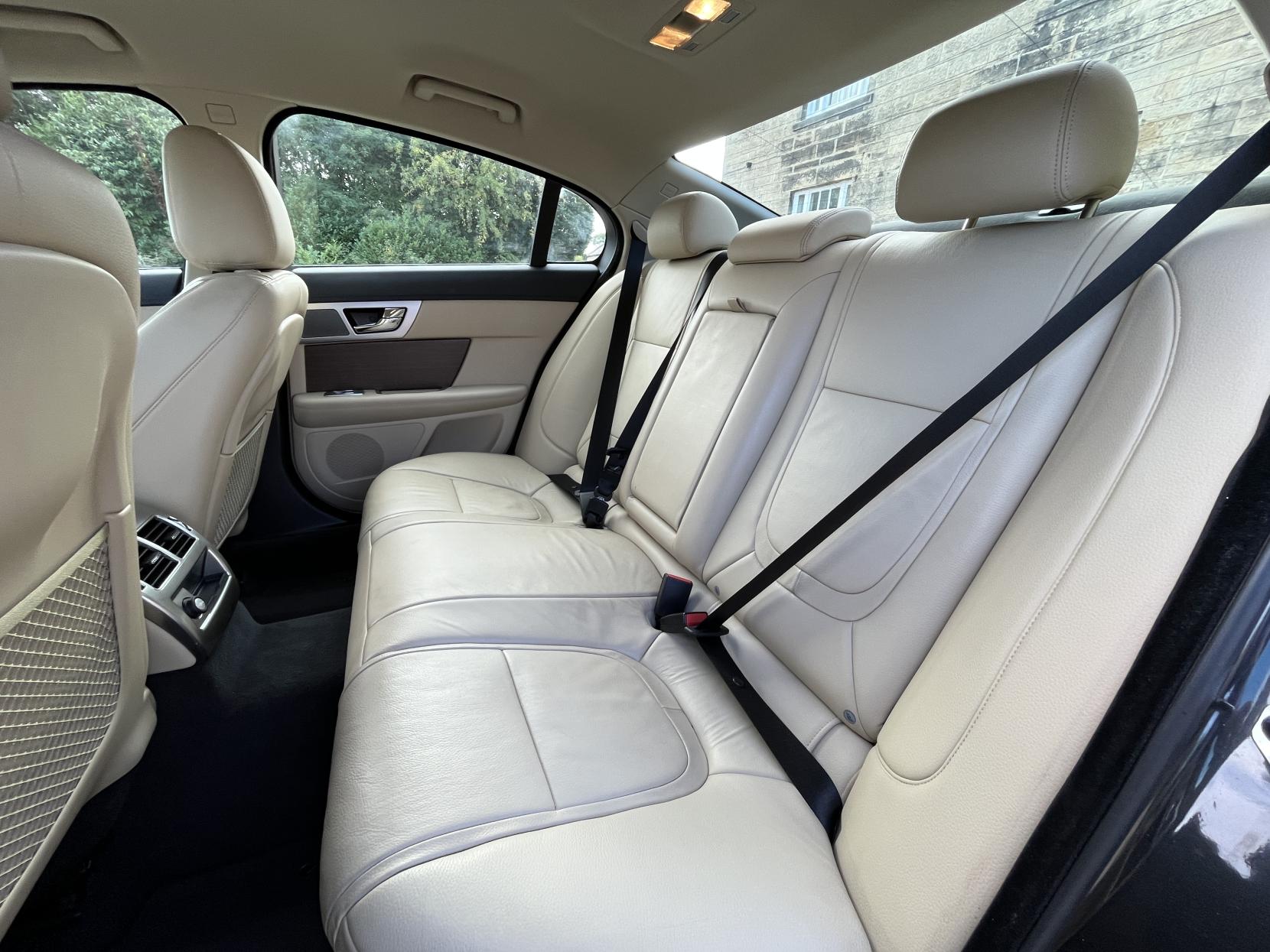 Jaguar XF 2.2d Luxury Saloon 4dr Diesel Auto Euro 5 (s/s) (200 ps)