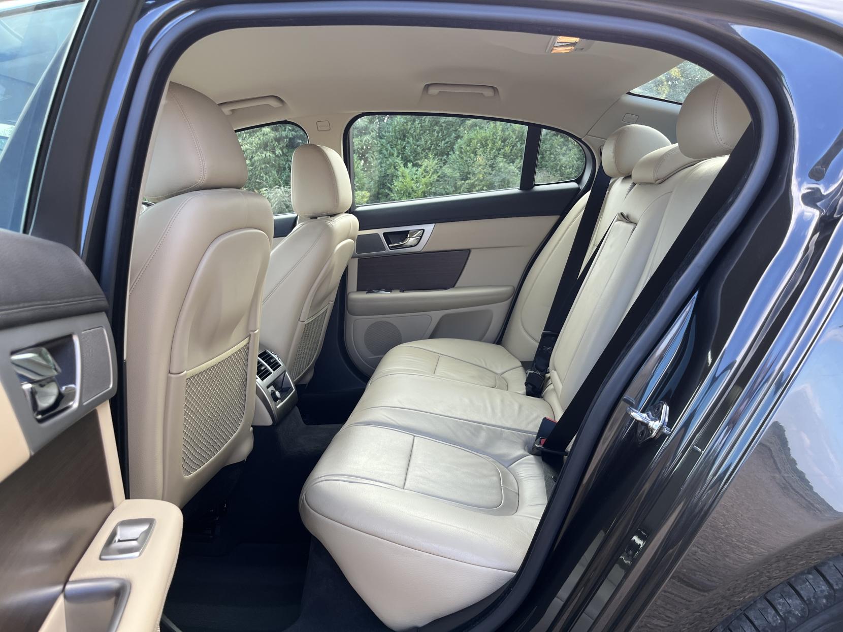 Jaguar XF 2.2d Luxury Saloon 4dr Diesel Auto Euro 5 (s/s) (200 ps)