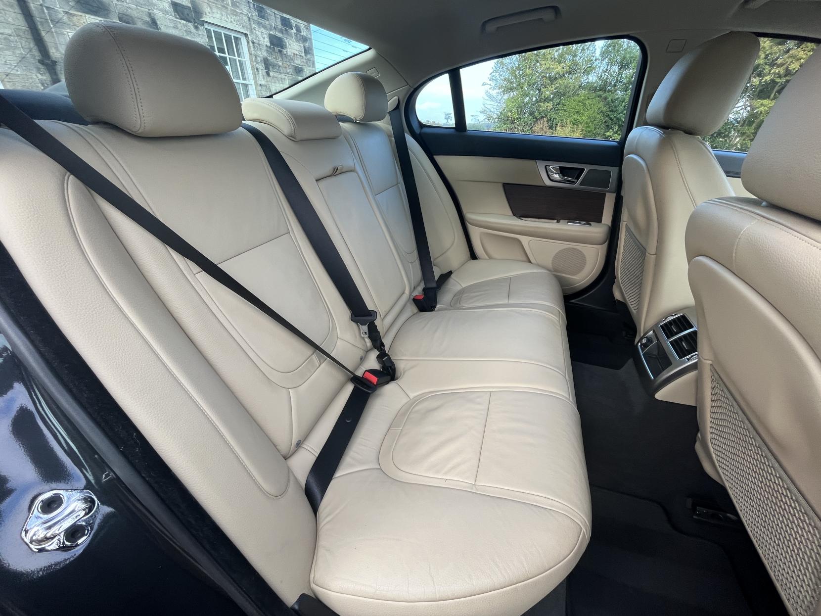 Jaguar XF 2.2d Luxury Saloon 4dr Diesel Auto Euro 5 (s/s) (200 ps)
