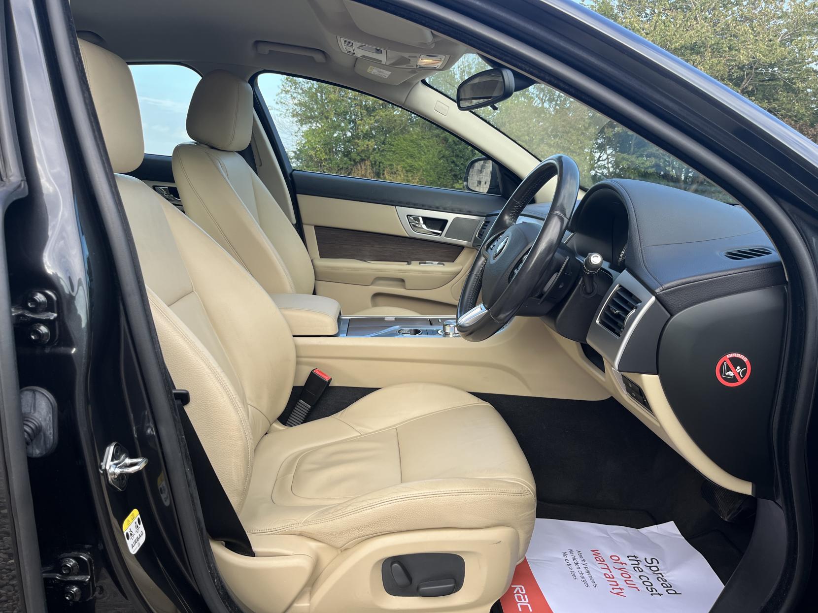 Jaguar XF 2.2d Luxury Saloon 4dr Diesel Auto Euro 5 (s/s) (200 ps)