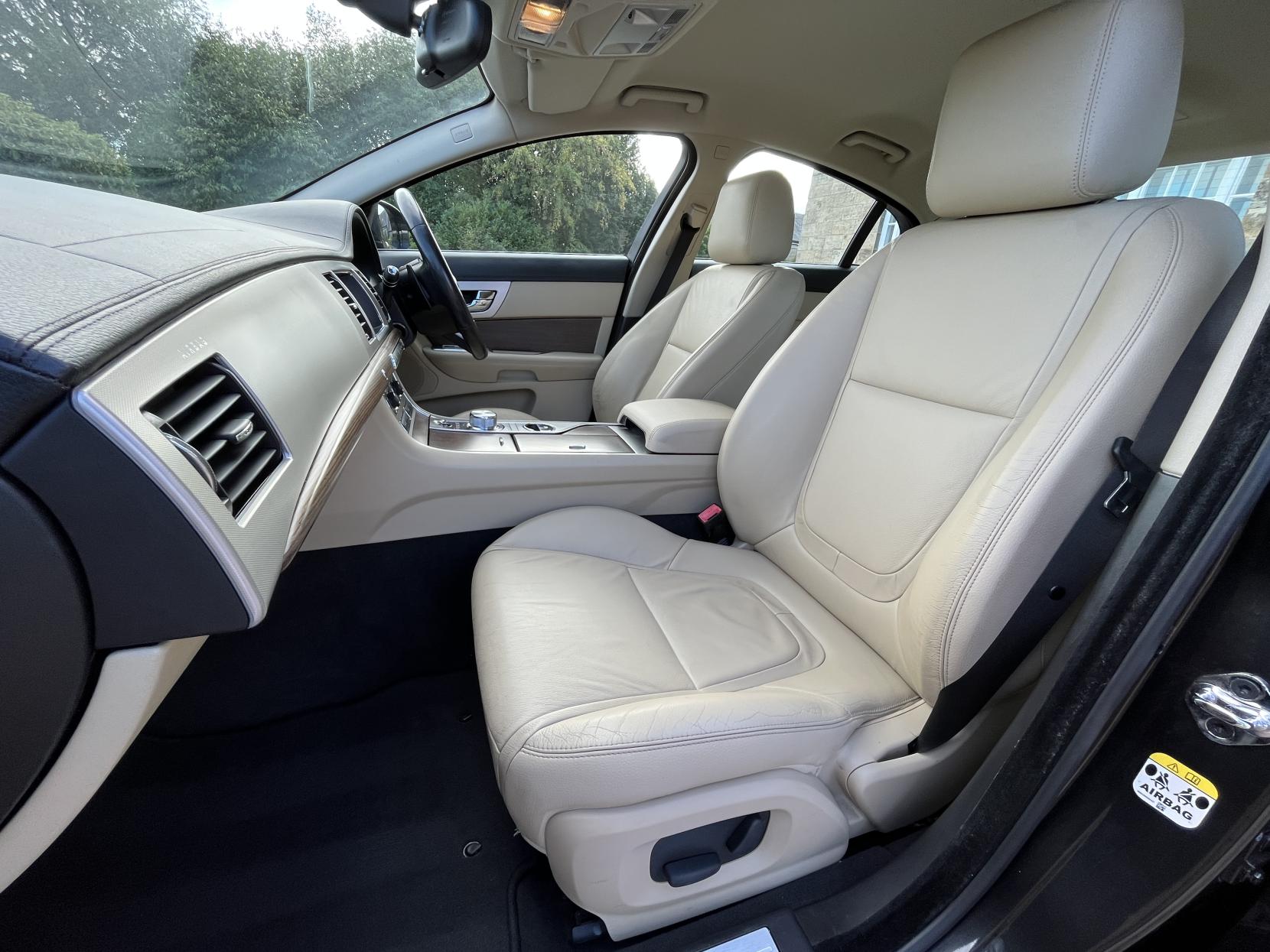 Jaguar XF 2.2d Luxury Saloon 4dr Diesel Auto Euro 5 (s/s) (200 ps)