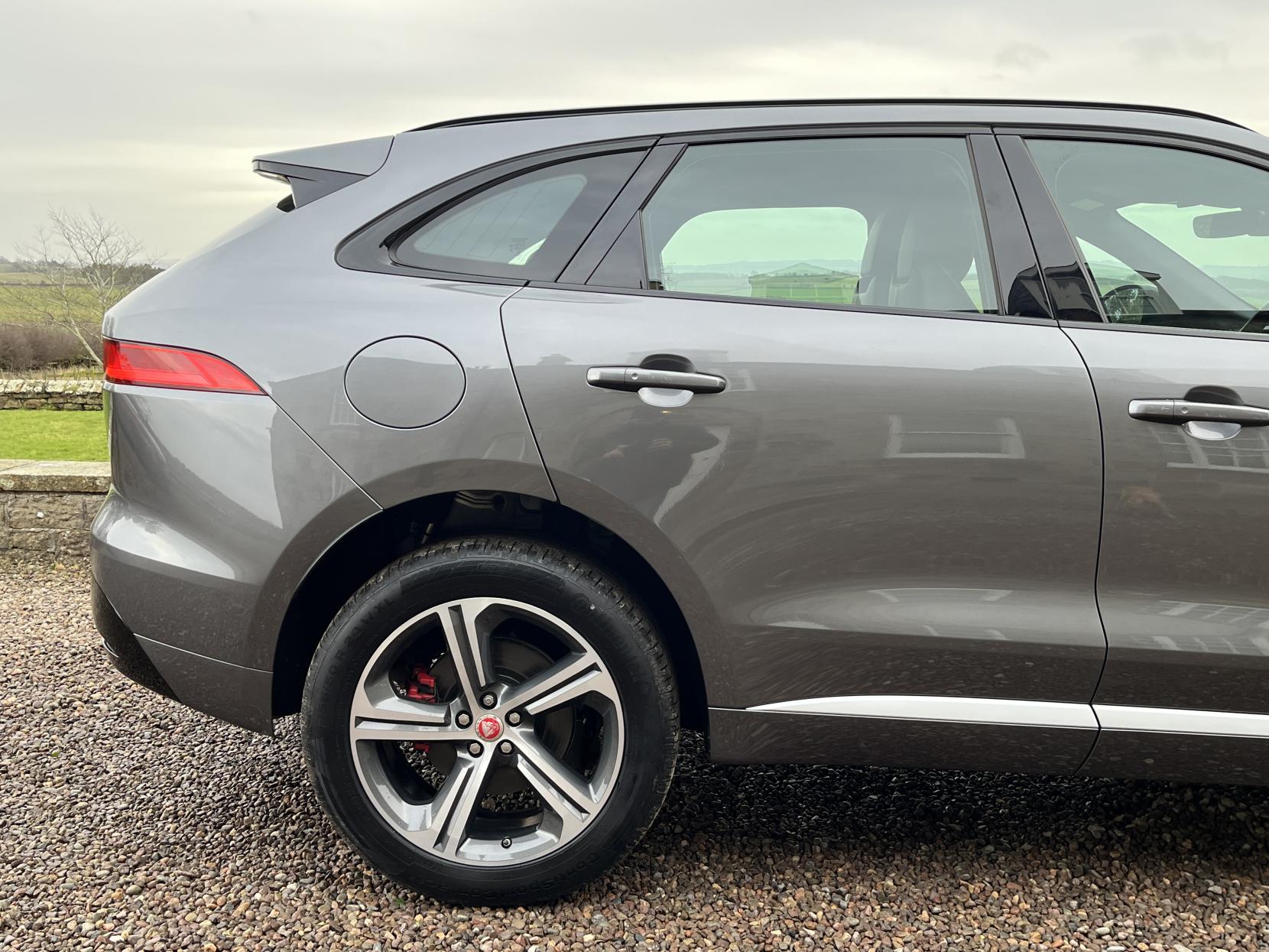 Jaguar F-PACE 3.0 D300 V6 S SUV 5dr Diesel Auto AWD Euro 6 (s/s) (300 ps)