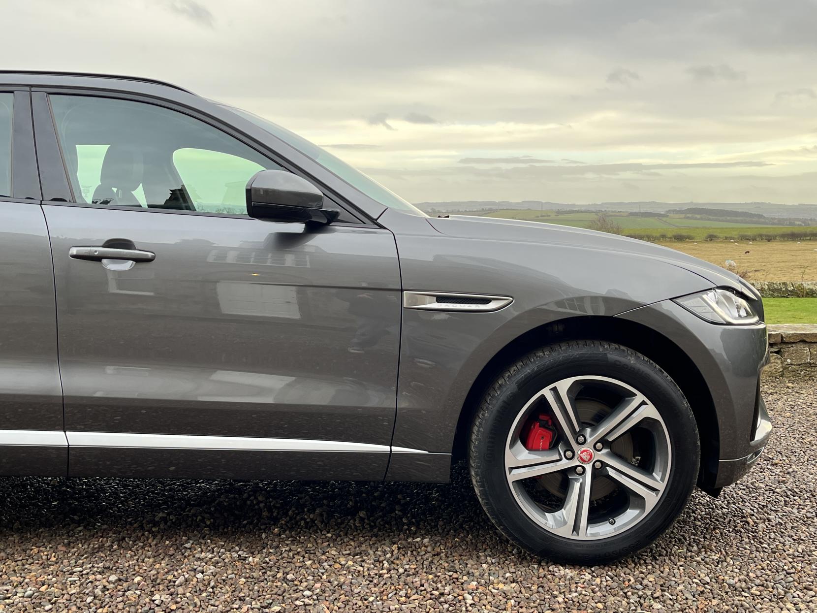 Jaguar F-PACE 3.0 D300 V6 S SUV 5dr Diesel Auto AWD Euro 6 (s/s) (300 ps)