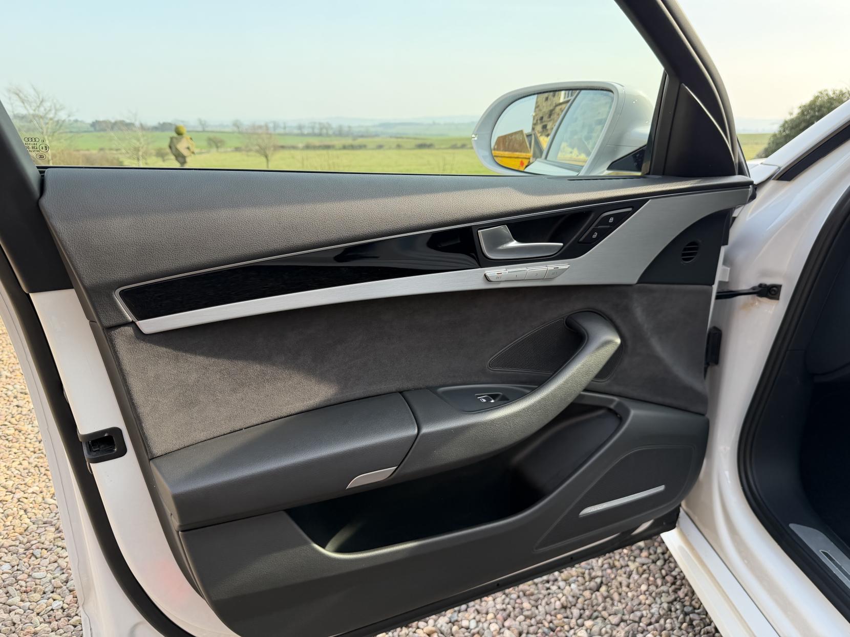 Audi A8 3.0 TDI V6 Black Edition Saloon 4dr Diesel Tiptronic quattro Euro 6 (s/s) (262 ps)