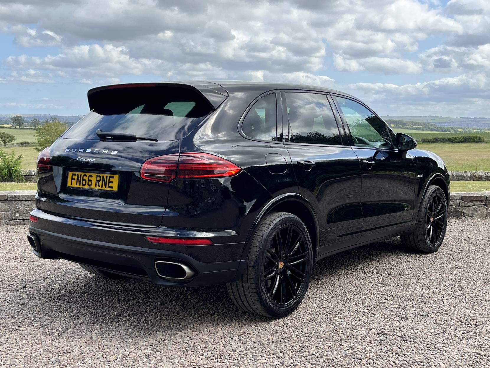 Porsche Cayenne 3.0 TD V6 Platinum Edition SUV 5dr Diesel TiptronicS 4WD Euro 6 (s/s) (262 ps)