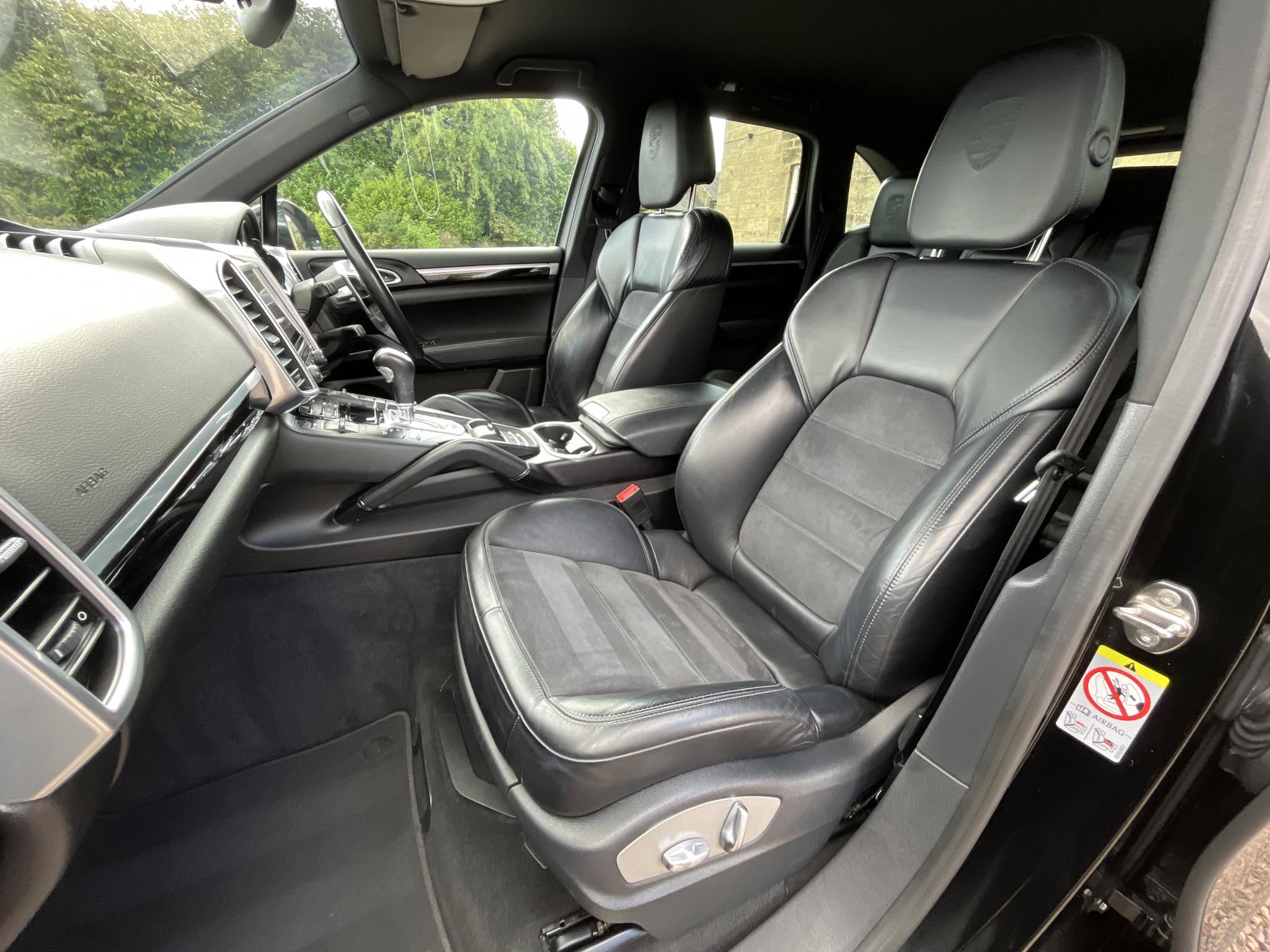 Porsche Cayenne 3.0 TD V6 Platinum Edition SUV 5dr Diesel TiptronicS 4WD Euro 6 (s/s) (262 ps)