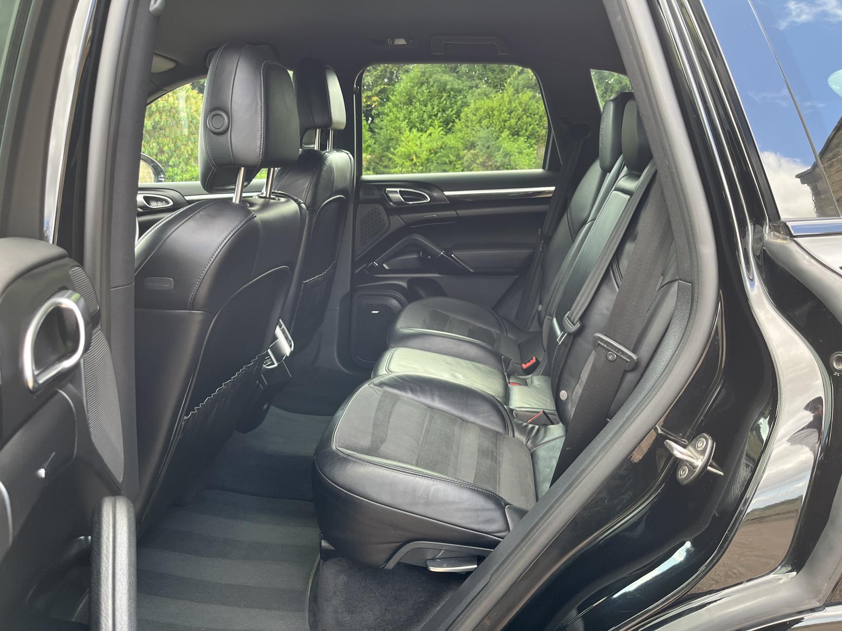 Porsche Cayenne 3.0 TD V6 Platinum Edition SUV 5dr Diesel TiptronicS 4WD Euro 6 (s/s) (262 ps)