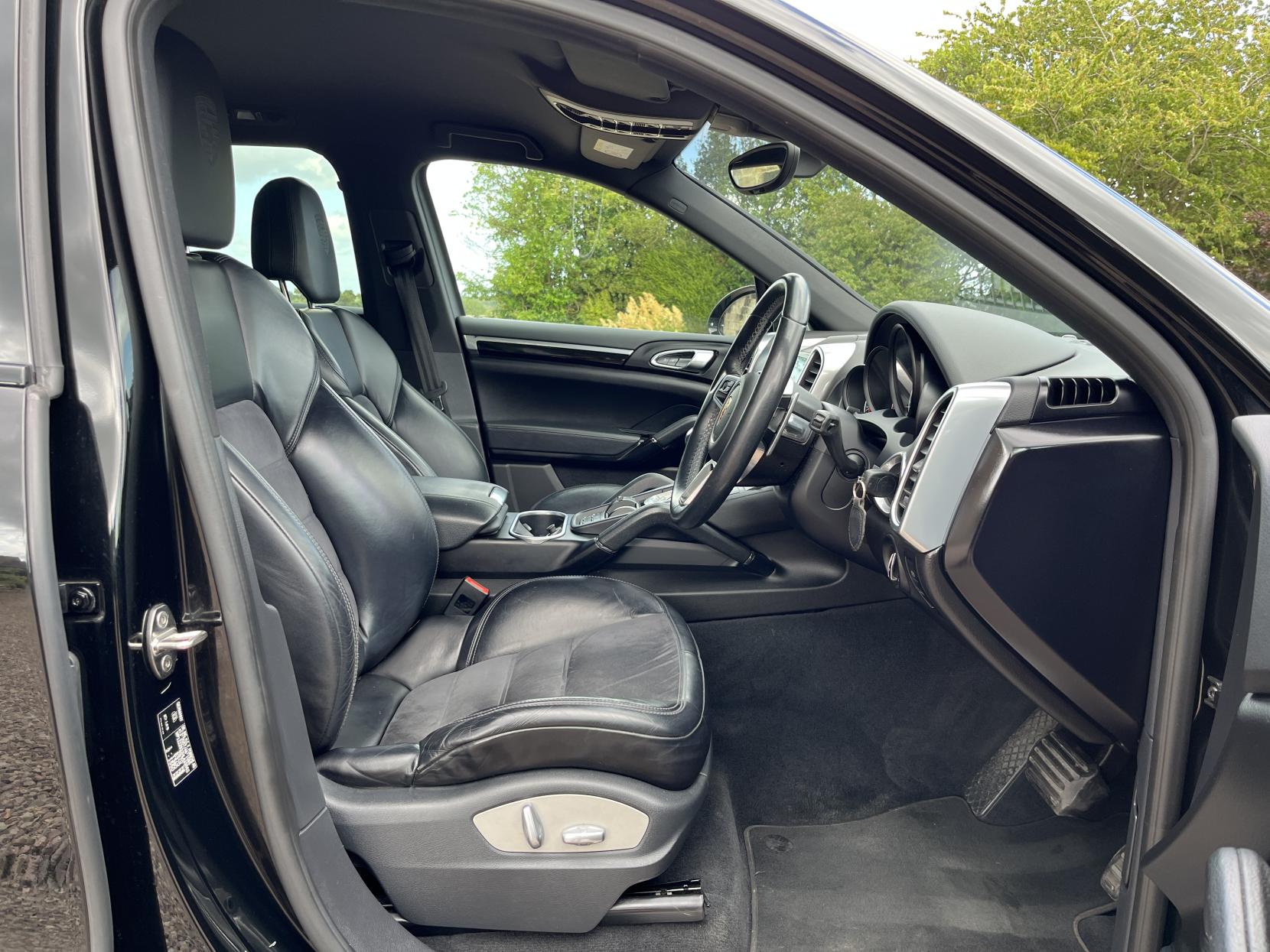 Porsche Cayenne 3.0 TD V6 Platinum Edition SUV 5dr Diesel TiptronicS 4WD Euro 6 (s/s) (262 ps)