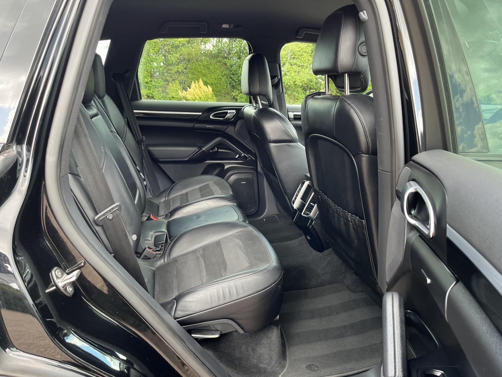 Porsche Cayenne 3.0 TD V6 Platinum Edition SUV 5dr Diesel TiptronicS 4WD Euro 6 (s/s) (262 ps)