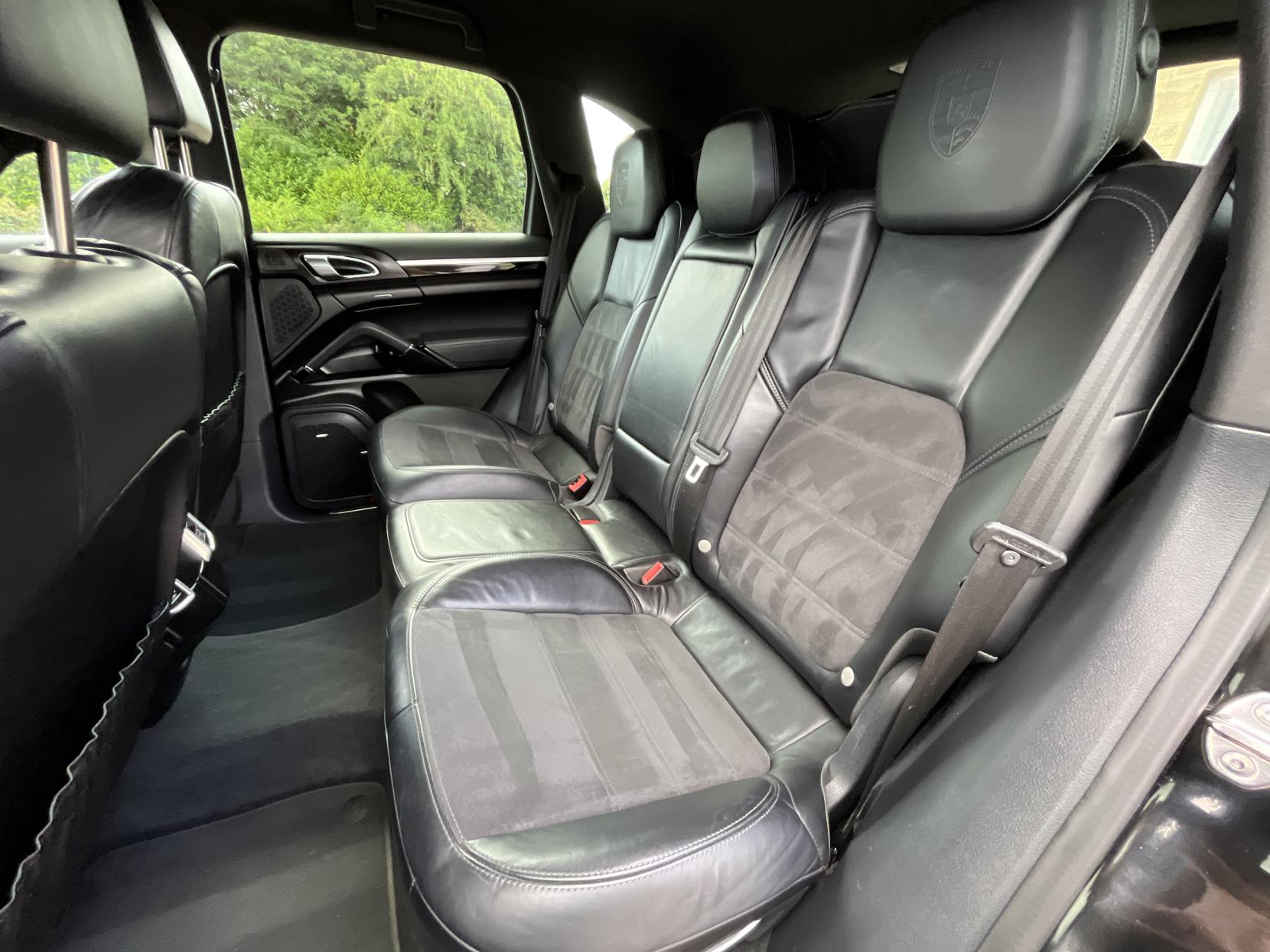 Porsche Cayenne 3.0 TD V6 Platinum Edition SUV 5dr Diesel TiptronicS 4WD Euro 6 (s/s) (262 ps)
