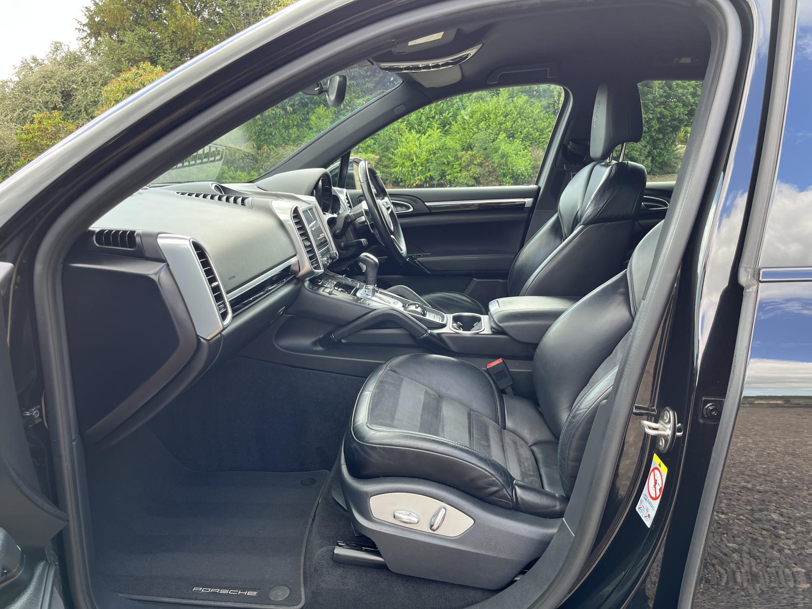 Porsche Cayenne 3.0 TD V6 Platinum Edition SUV 5dr Diesel TiptronicS 4WD Euro 6 (s/s) (262 ps)
