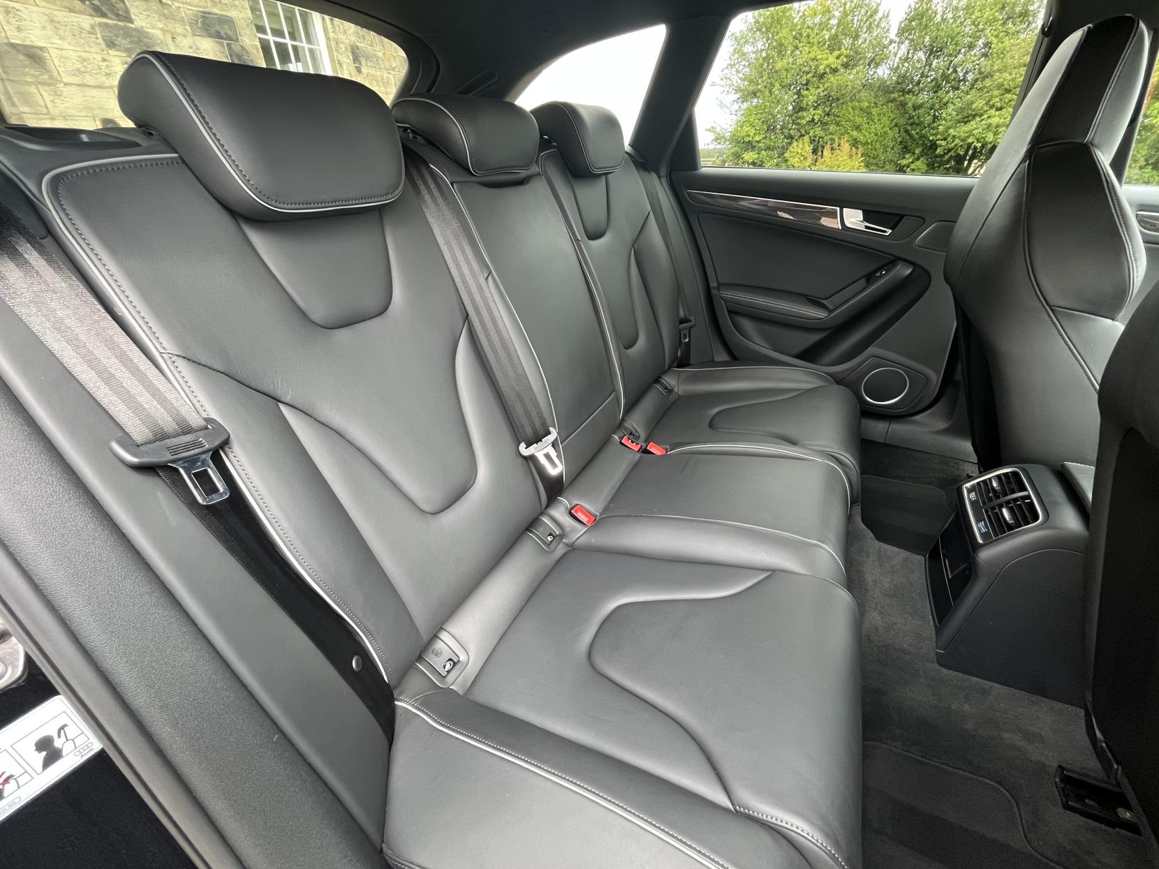 Audi RS4 Avant 4.2 FSI V8 Estate 5dr Petrol S Tronic quattro Euro 5 (450 ps)
