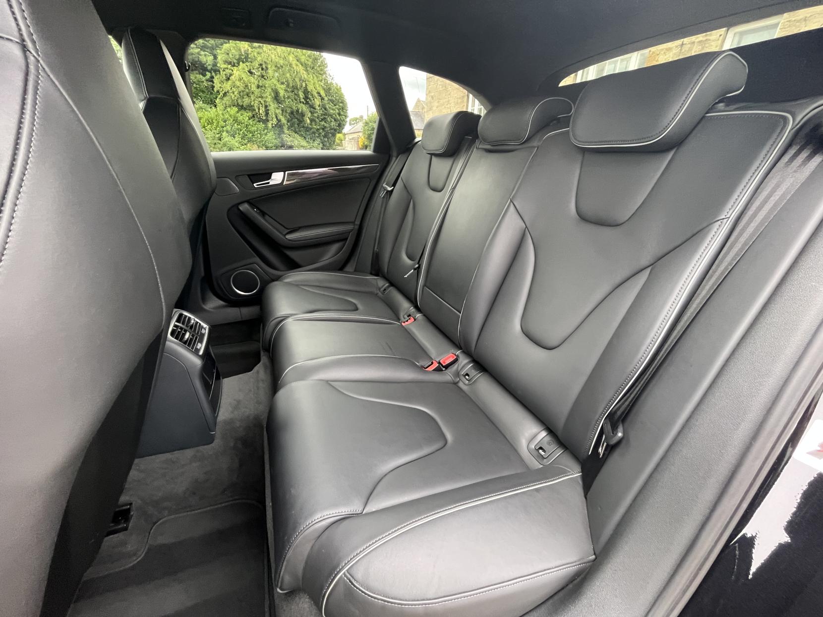 Audi RS4 Avant 4.2 FSI V8 Estate 5dr Petrol S Tronic quattro Euro 5 (450 ps)